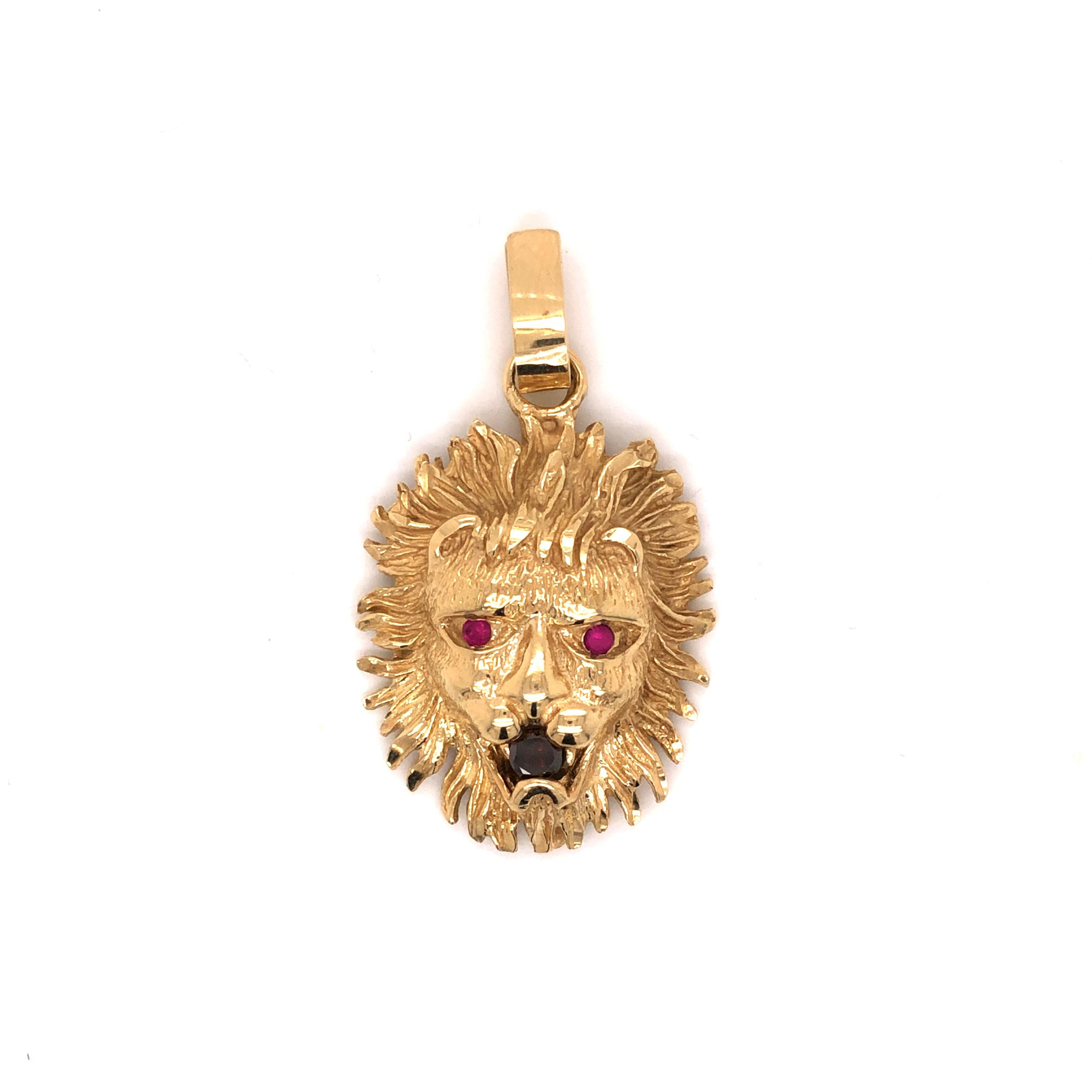 A Vintage 14K Yellow Gold Diamond Ruby Lion's Head Pendant featuring a dark brown diamond weighing approximately .25 carat, with small round ruby eyes.
*Chain not included

Stone: Brown Diamond, Ruby

Metal: 14K Yellow Gold

Size: 25mm x 44mm

Total