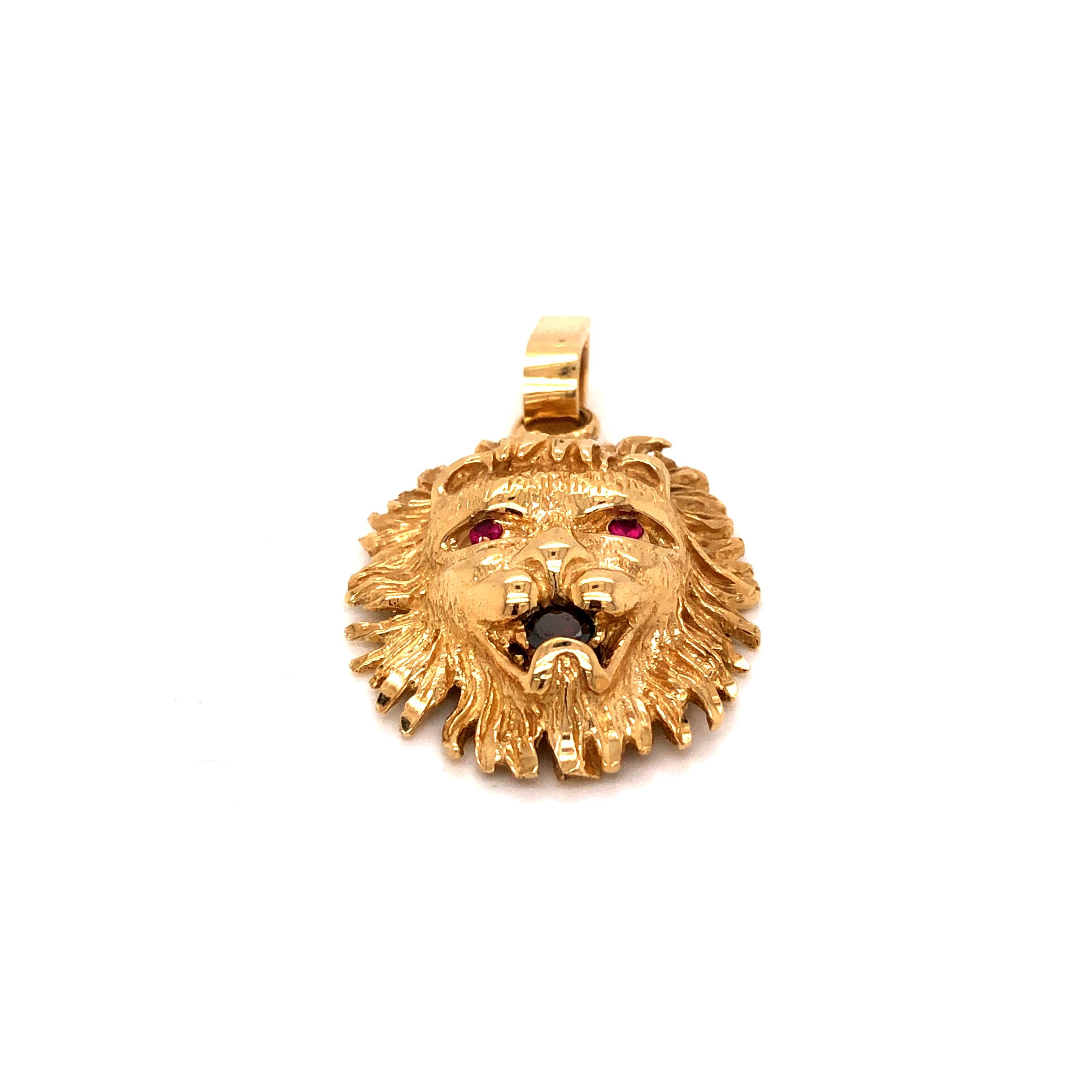 Vintage 14 Karat Yellow Gold Diamond Ruby Lion's Head Pendant In Good Condition For Sale In New York, NY