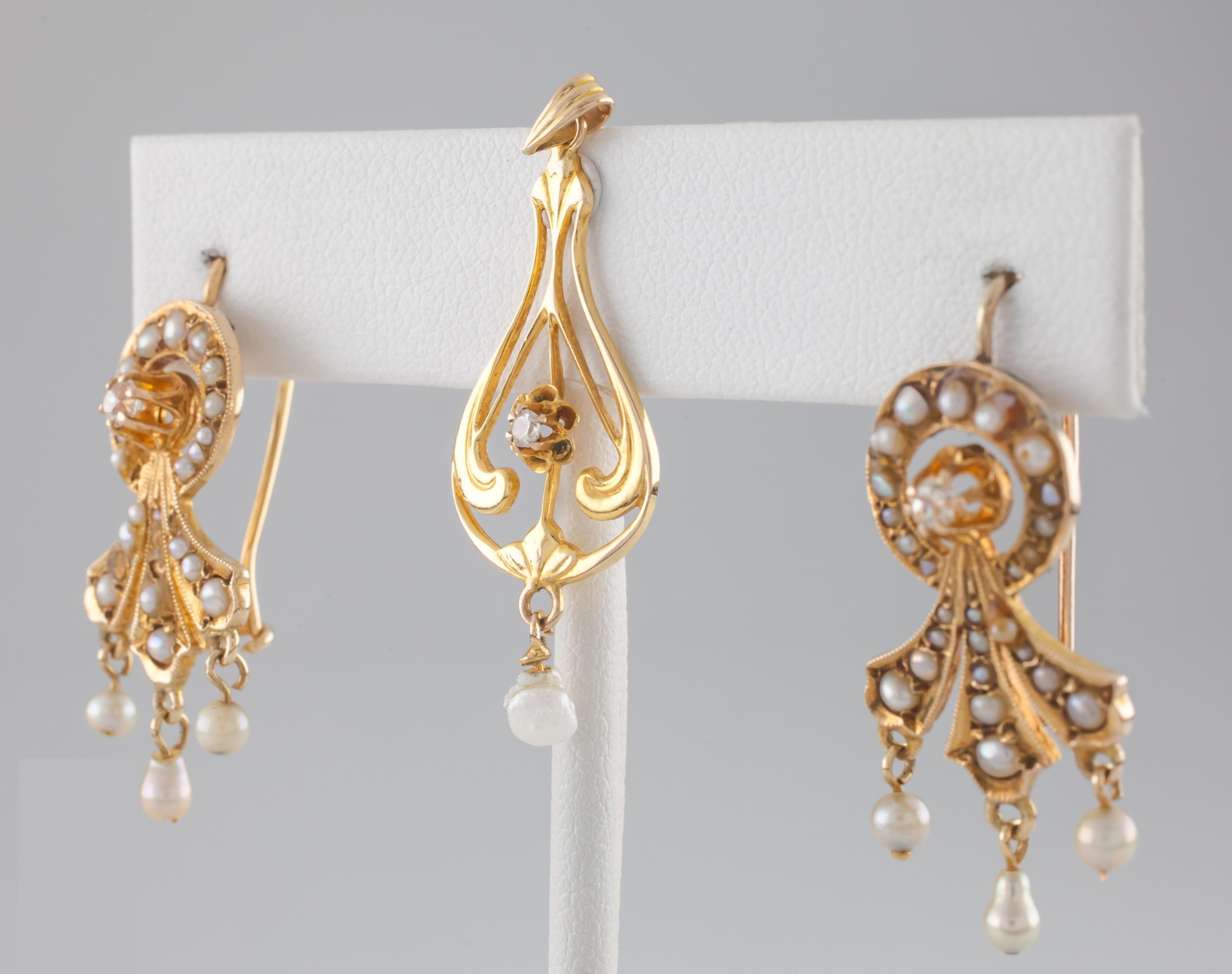 An Amazing set Of Pendant And Earrings Made From 14k Yellow Gold, seed pearls, and diamonds
Features Seed Pearls w/ Milgrain border
Single Diamond Solitaire at Center of Earring
Hook Backs w/ Latch
Pendant Size: 35 mm Long, 3 mm Wide at Narrowest,