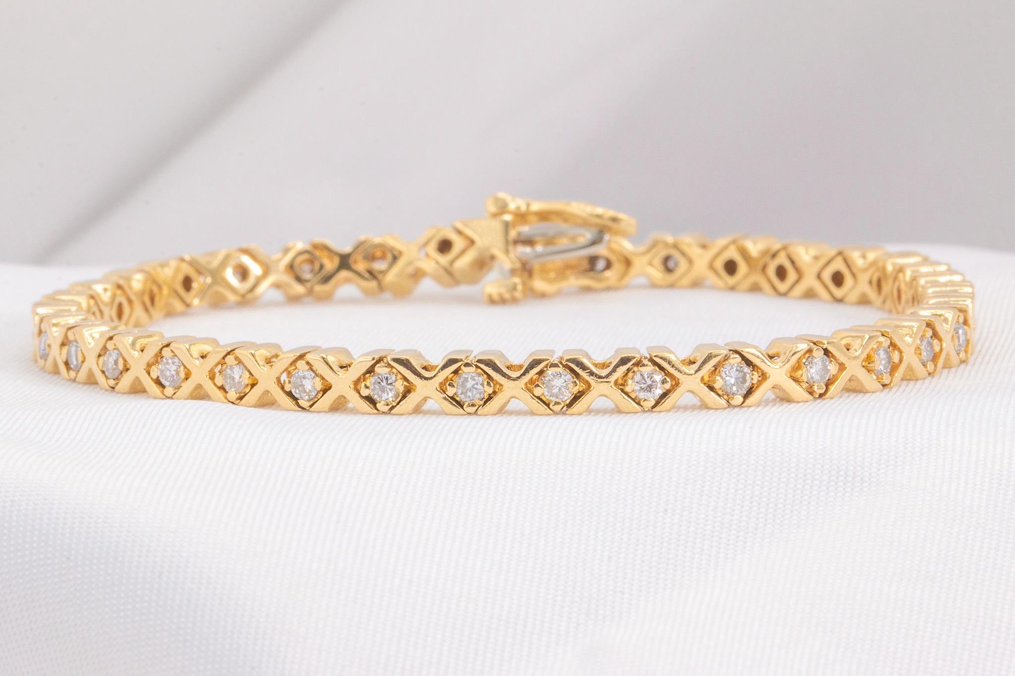 Ce lourd bracelet vintage en or jaune 14K à maillons en X met en valeur 35 diamants blancs brillants de taille ronde totalisant environ 1,10 carats. Ces pierres brillantes sont calibrées  une couleur G et une clarté VS2-SI1. Pesant 15,4 grammes, ce