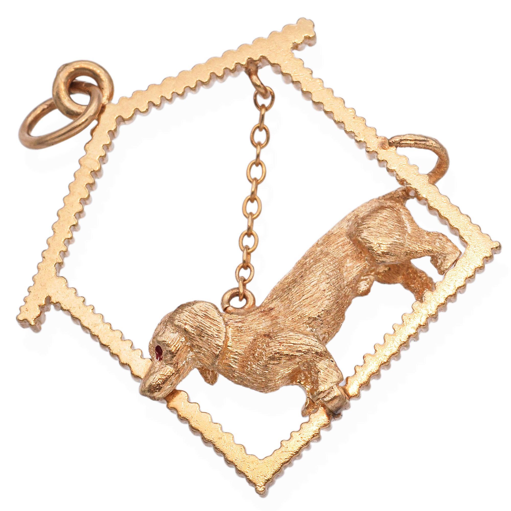 Ce pendentif vintage en or jaune 14k est façonné en forme d'adorable niche avec un chien en laisse, agrémenté de détails charmants et d'une touche chaleureuse et ludique. C'est une pièce fantaisiste qui convient parfaitement aux amoureux des chiens