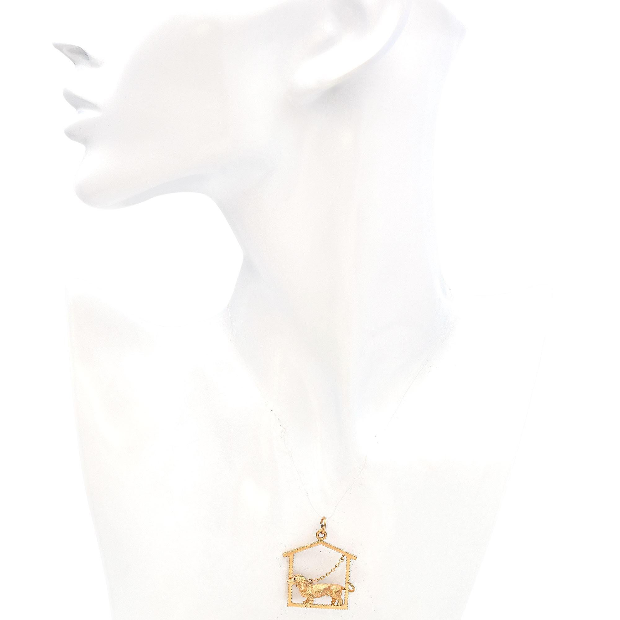Pendentif maison de chien vintage en or jaune 14k Bon état - En vente à New York, NY