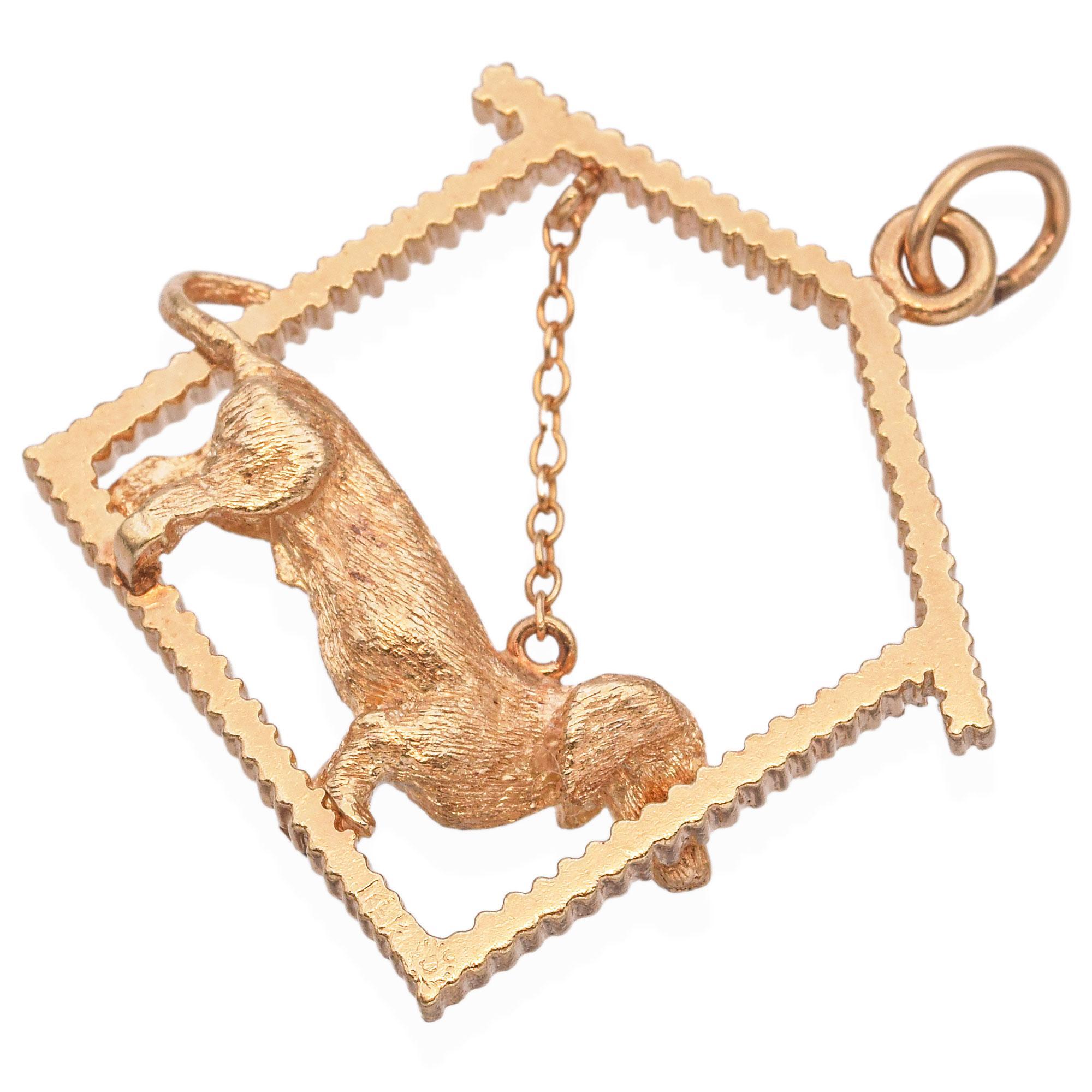 Pendentif maison de chien vintage en or jaune 14k Unisexe en vente