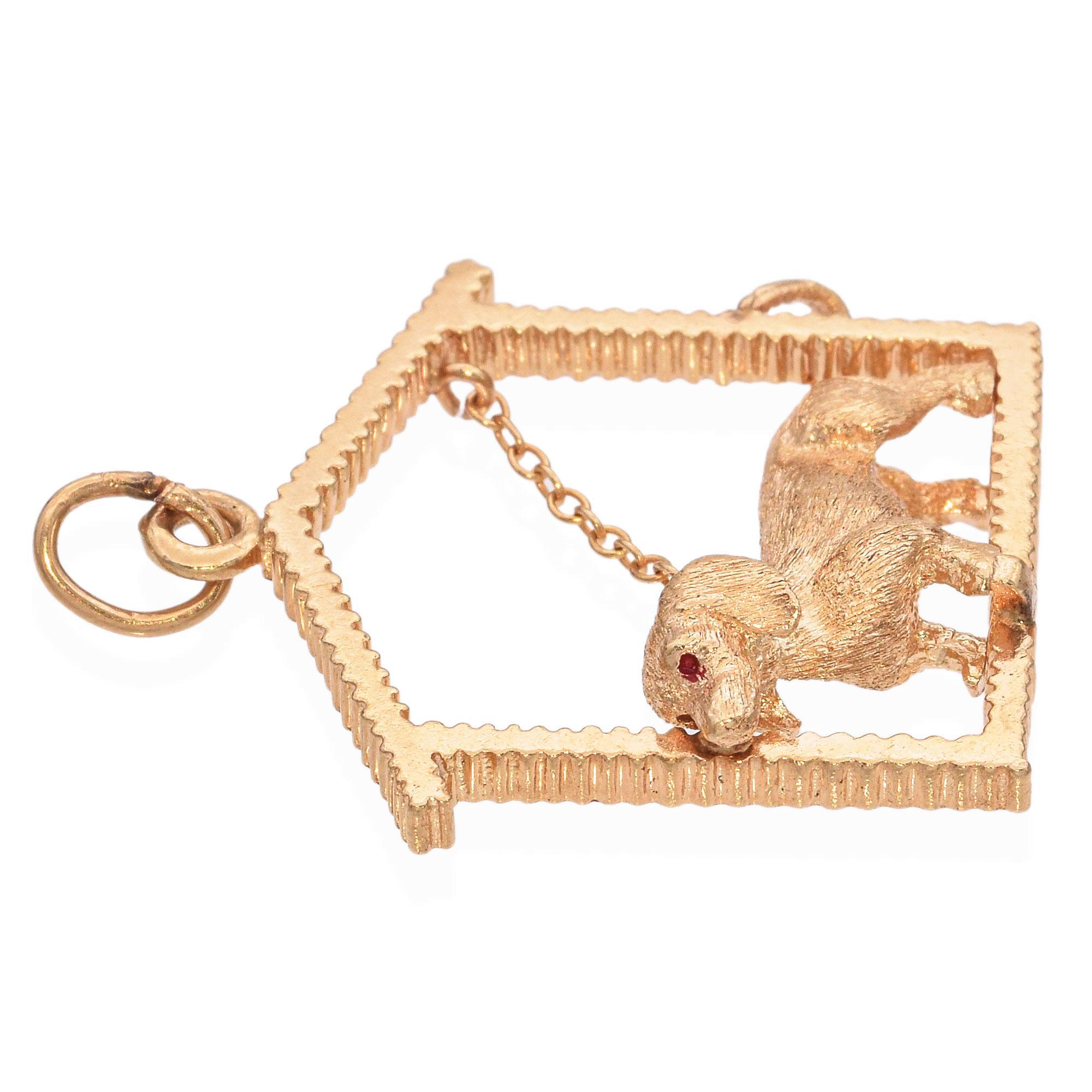 Pendentif maison de chien vintage en or jaune 14k en vente 1