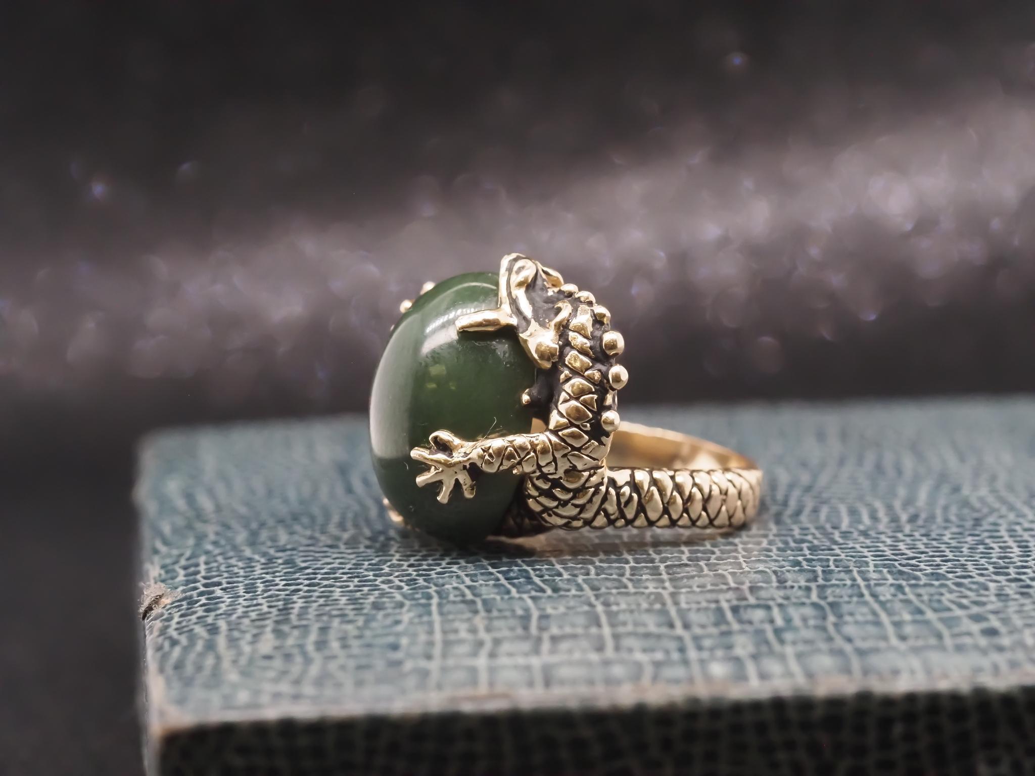 Year: 1970s

Item Details:
Ring Size: 8 (Sizable)
Metal Type: 14K Yellow Gold [Hallmarked, and Tested]
Weight: 12.8 grams

Jade Details: 18 x 13

Band Width: 3.5mm
Condition: Excellent