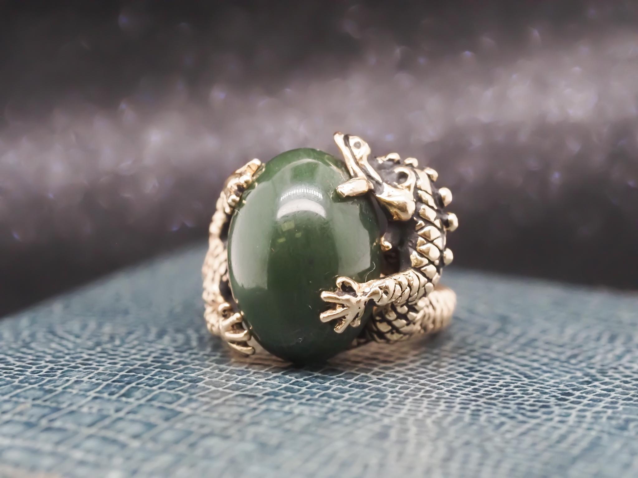Vintage 14K Yellow Gold Dragon Holding Jade Ring In Good Condition For Sale In Hicksville, NY