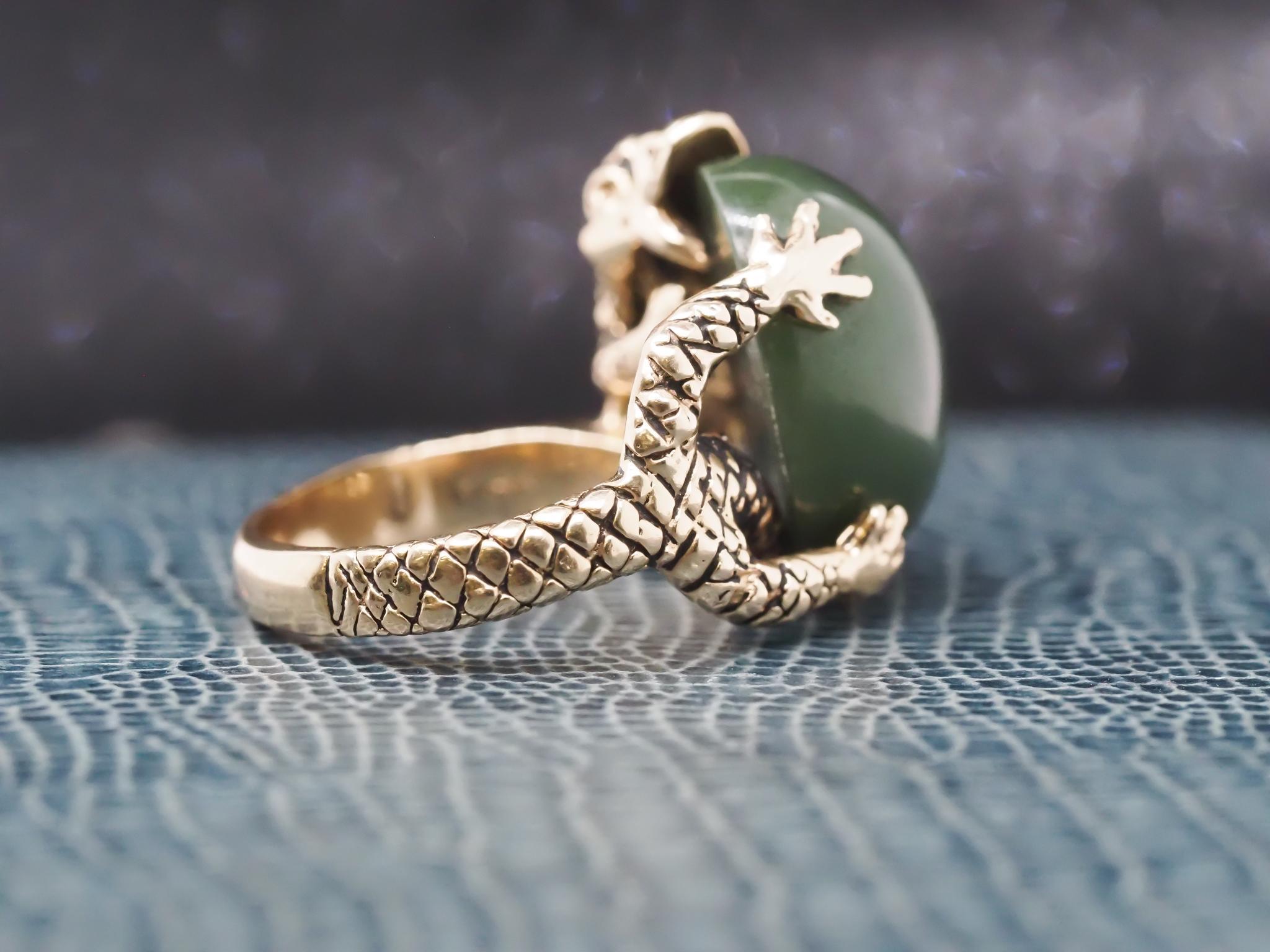 Vintage 14K Yellow Gold Dragon Holding Jade Ring For Sale 1