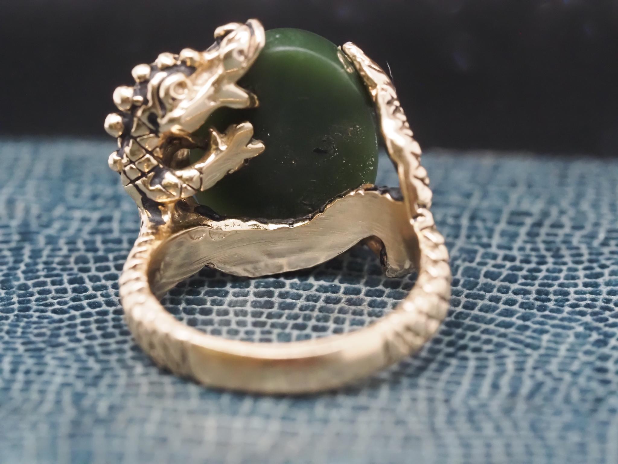 Vintage 14K Yellow Gold Dragon Holding Jade Ring For Sale 2