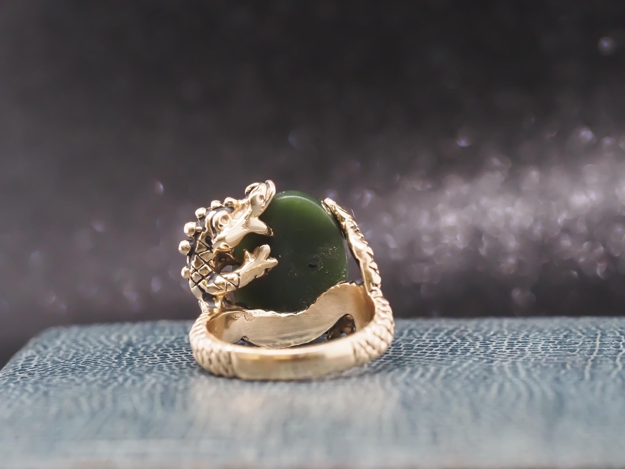 Vintage 14K Yellow Gold Dragon Holding Jade Ring For Sale 3