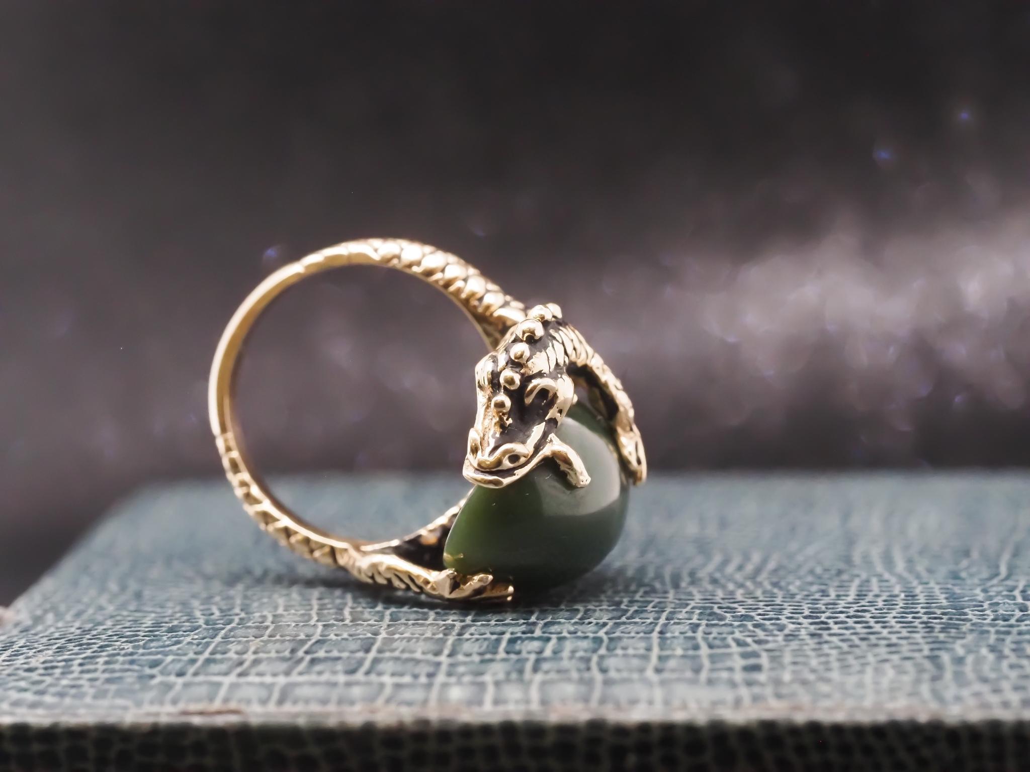 Vintage 14K Yellow Gold Dragon Holding Jade Ring For Sale 4