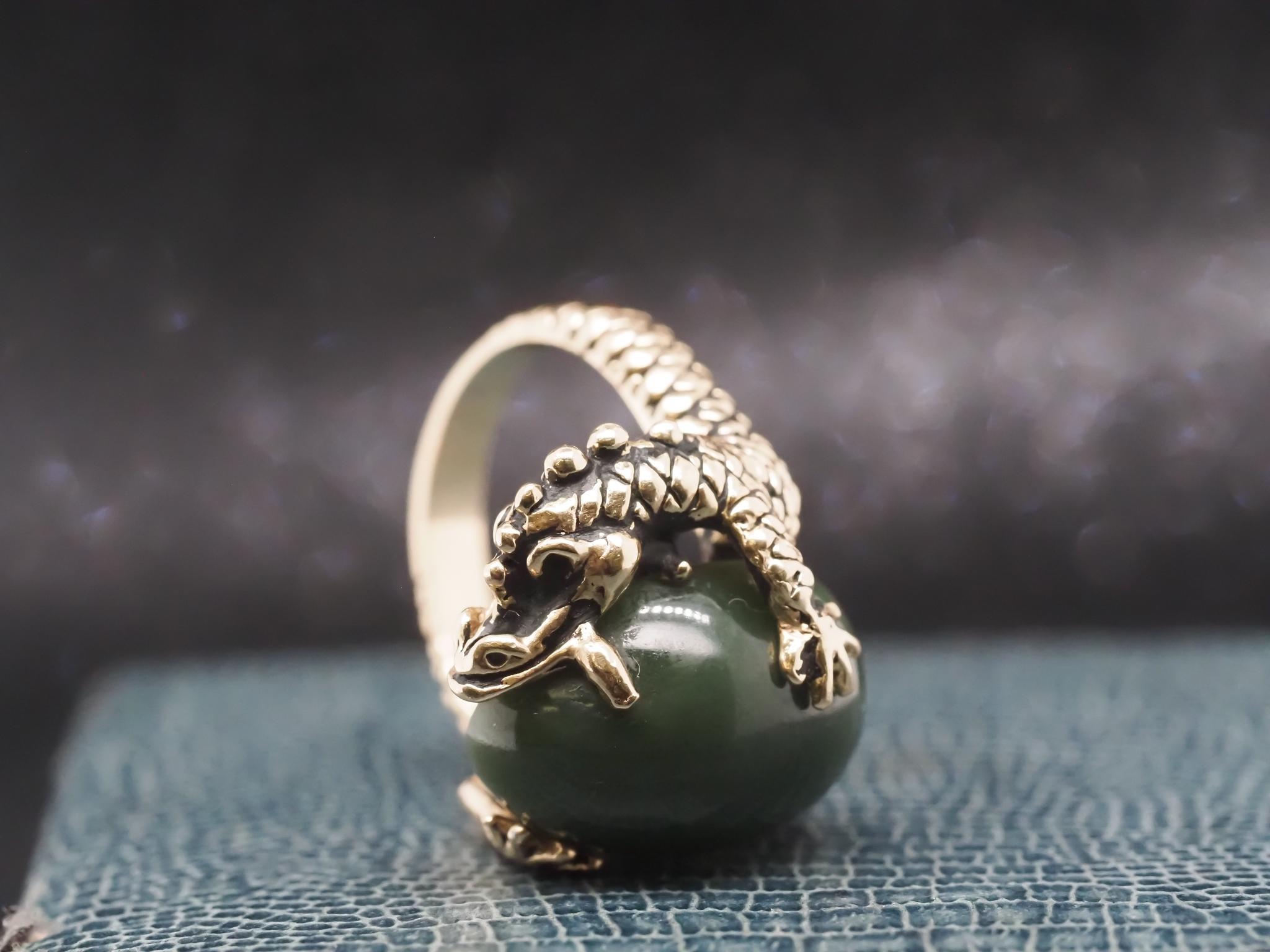 Vintage 14K Yellow Gold Dragon Holding Jade Ring For Sale 5