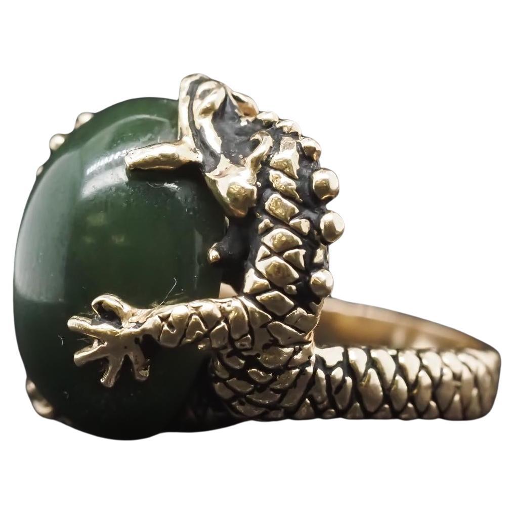 14 Karat Gelbgold Jade-Ring mit Drachen, der Jade hält