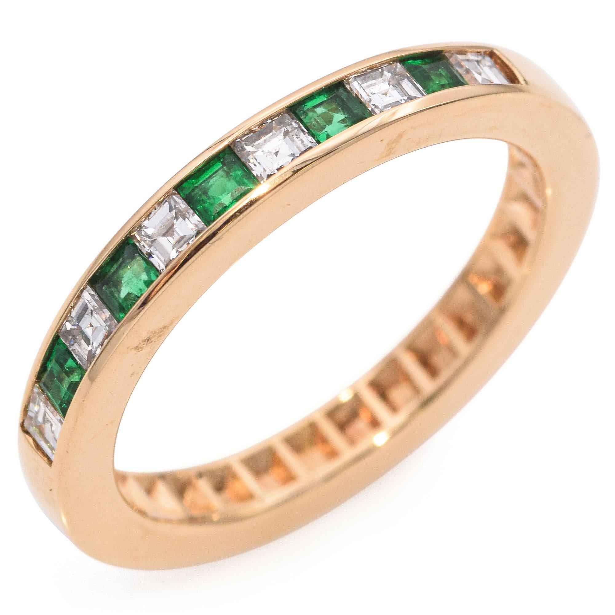 Un mélange harmonieux d'élégance et de couleurs. Cette bague bandeau frappante présente une rangée sans faille de diamants blancs alternés et d'émeraudes vibrantes. Les pierres de taille carrée sont méticuleusement serties dans un élégant bracelet