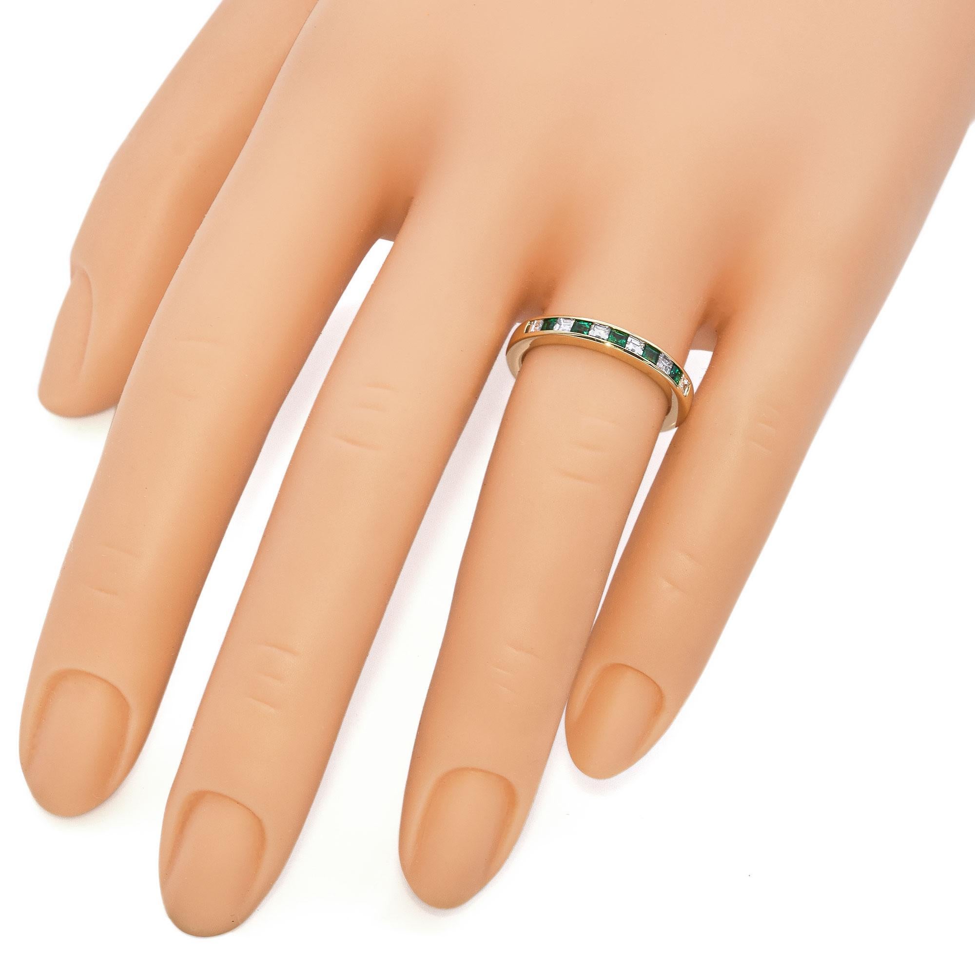 Taille princesse Bague vintage en or jaune 14 carats sertie d'émeraudes et de diamants en vente