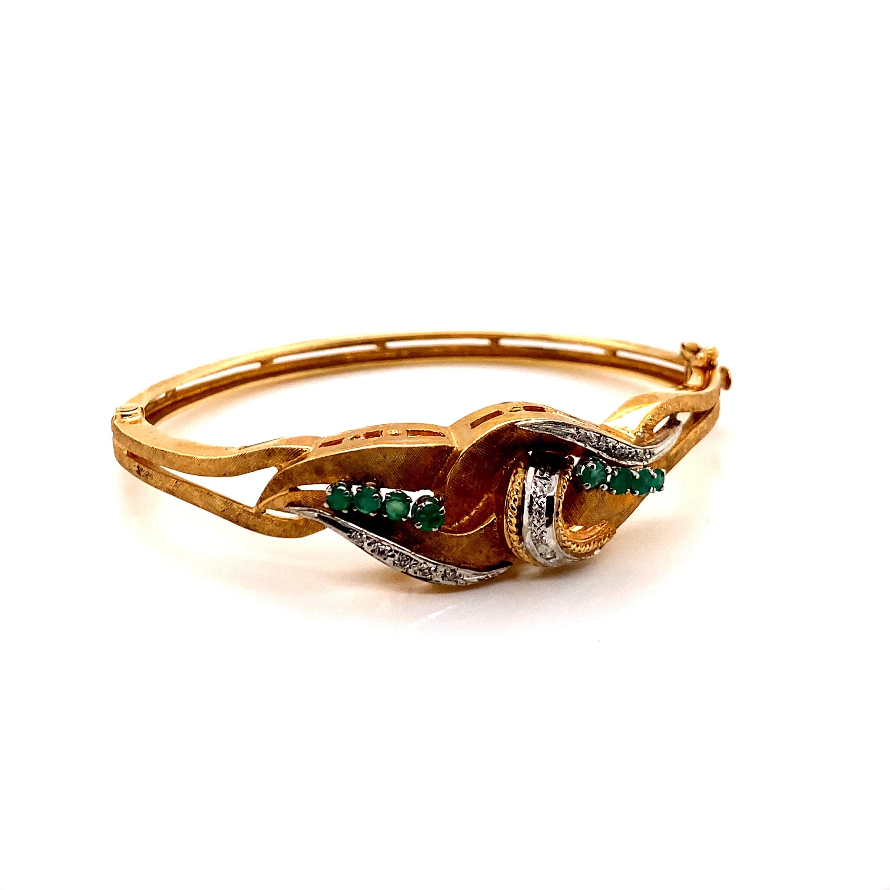 Taille ronde Bracelet jonc vintage en or jaune 14 carats à motif de feuilles d'émeraude et de diamants en vente
