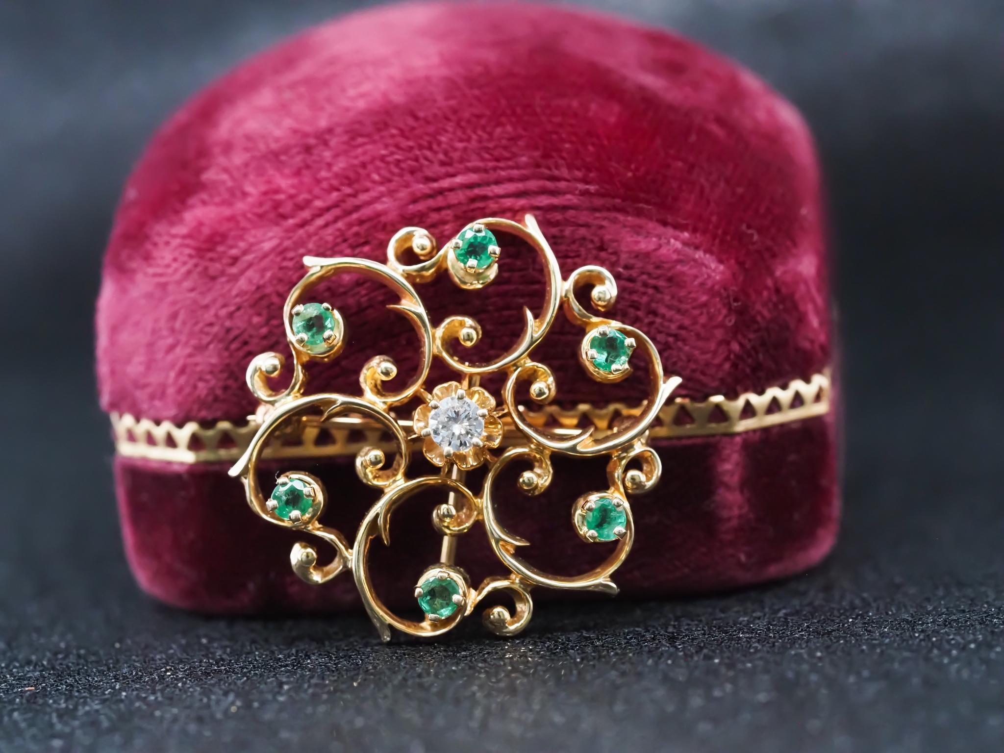 Item Details:
Metal Type: 14K Yellow Gold [Hallmarked, and Tested]
Weight: 5.5 grams
Diamonds: Natural, .10ct, G Color, VS Clarity, Round Brilliant.
Emeralds: Natural, Green, .25ct total weight.
Pin Measurements:
Diameter: 1.25 inches
Condition: