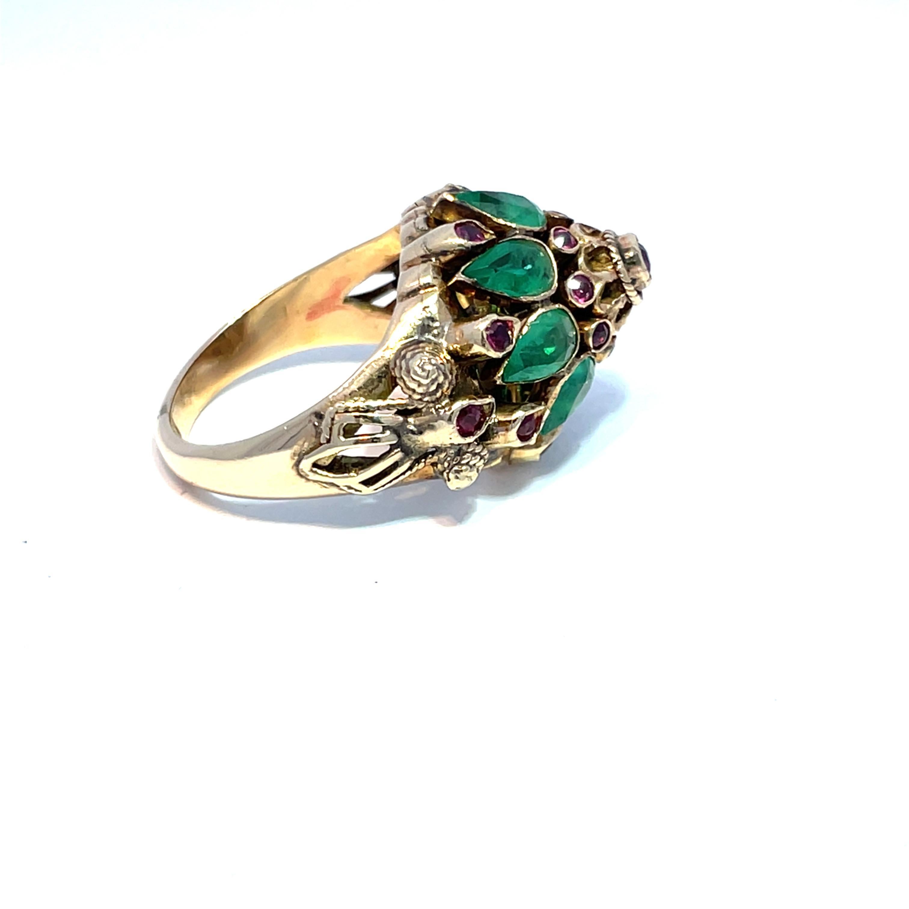 Scopri lo squisito charme del nostro Anello Harem Vintage Thai Princess, un pezzo straordinario che incarna l'eleganza di un'epoca passata. Realizzato in lussuoso oro giallo 14 carati, questo anello antico presenta un affascinante smeraldo a forma
