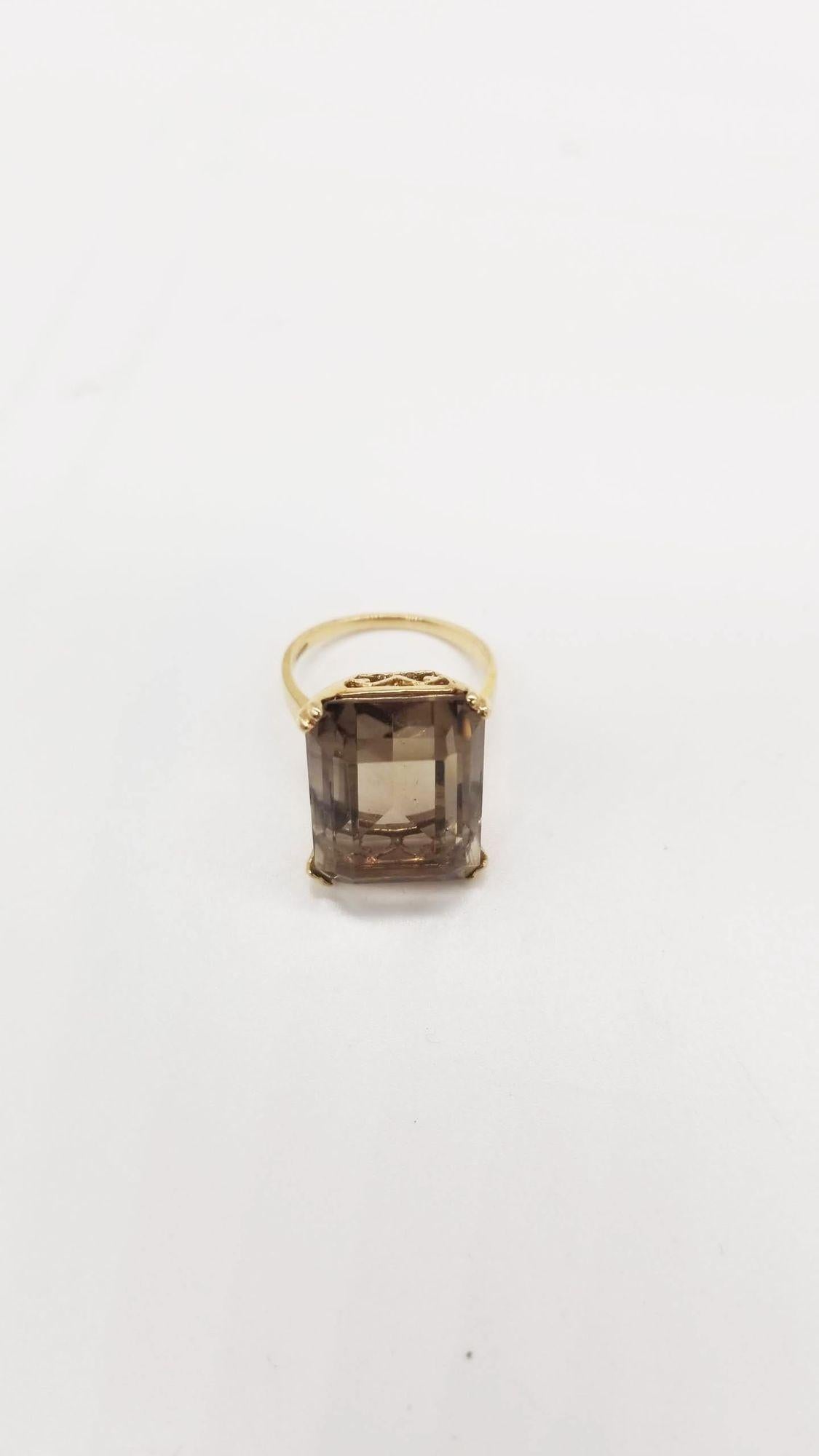 Vintage 14K Yellow Gold Emerald-Cut Smoky Quartz Cocktail Ring Size 5 In Excellent Condition For Sale In Van Nuys, CA