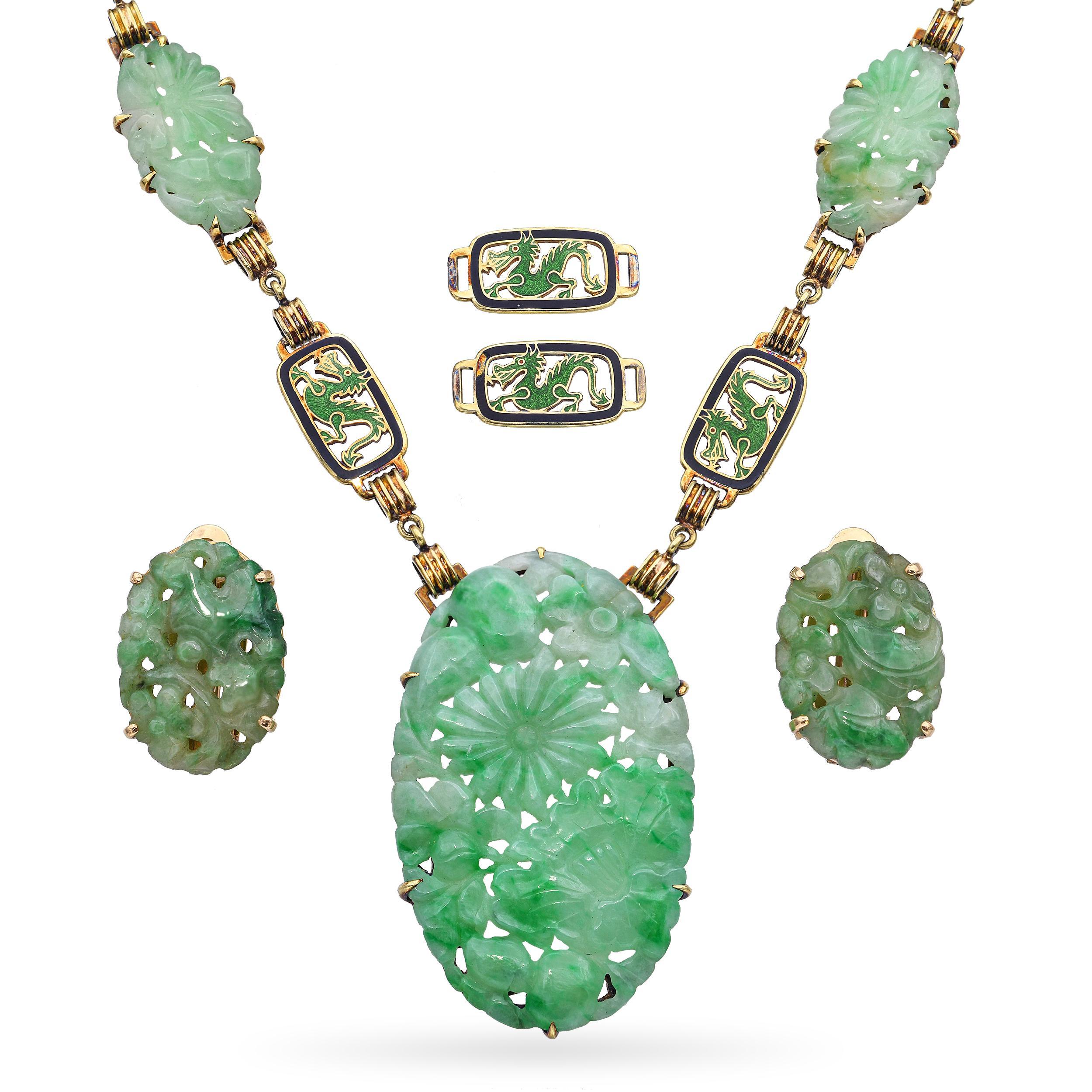 Dieses exquisite Vintage-Schmuckset besteht aus passenden Ohrringen und einer Halskette, die jeweils aus 14-karätigem Gelbgold gefertigt sind und kunstvoll geschnitzte Jadeelemente aufweisen. Das Design hebt ein markantes Drachenmotiv neben zarten