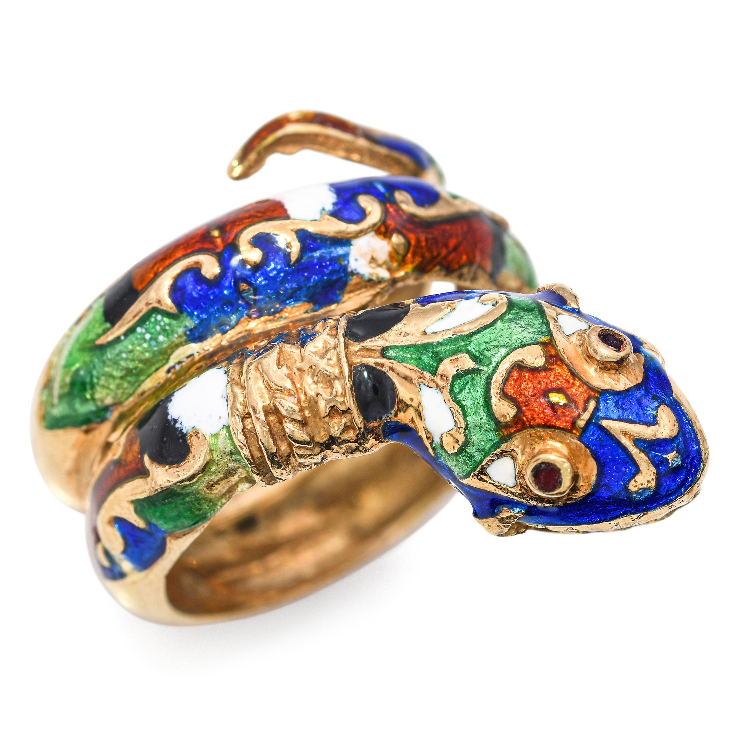 Un sorprendente anello serpente d'epoca in oro giallo 14k, la cui forma arrotolata prende vita grazie a smalti multicolori dai colori intensi come il blu, il verde, il rosso, il nero e il bianco. Simboleggiando la protezione, la trasformazione e