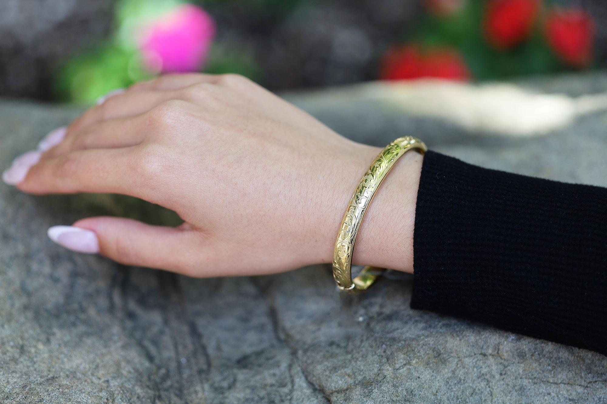 Vintage 14k Yellow Gold Engraved Bangle Bracelet In Good Condition For Sale In Santa Barbara, CA