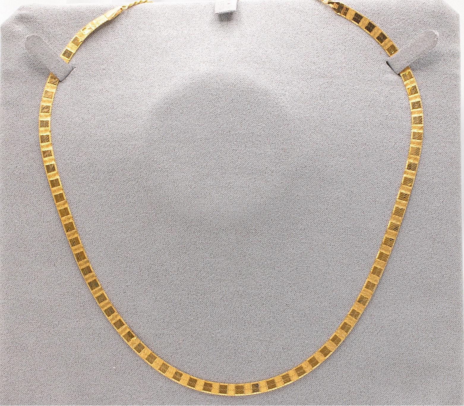 Vintage 14k Yellow Gold Etched Herringbone Necklace In Good Condition For Sale In Houston, TX