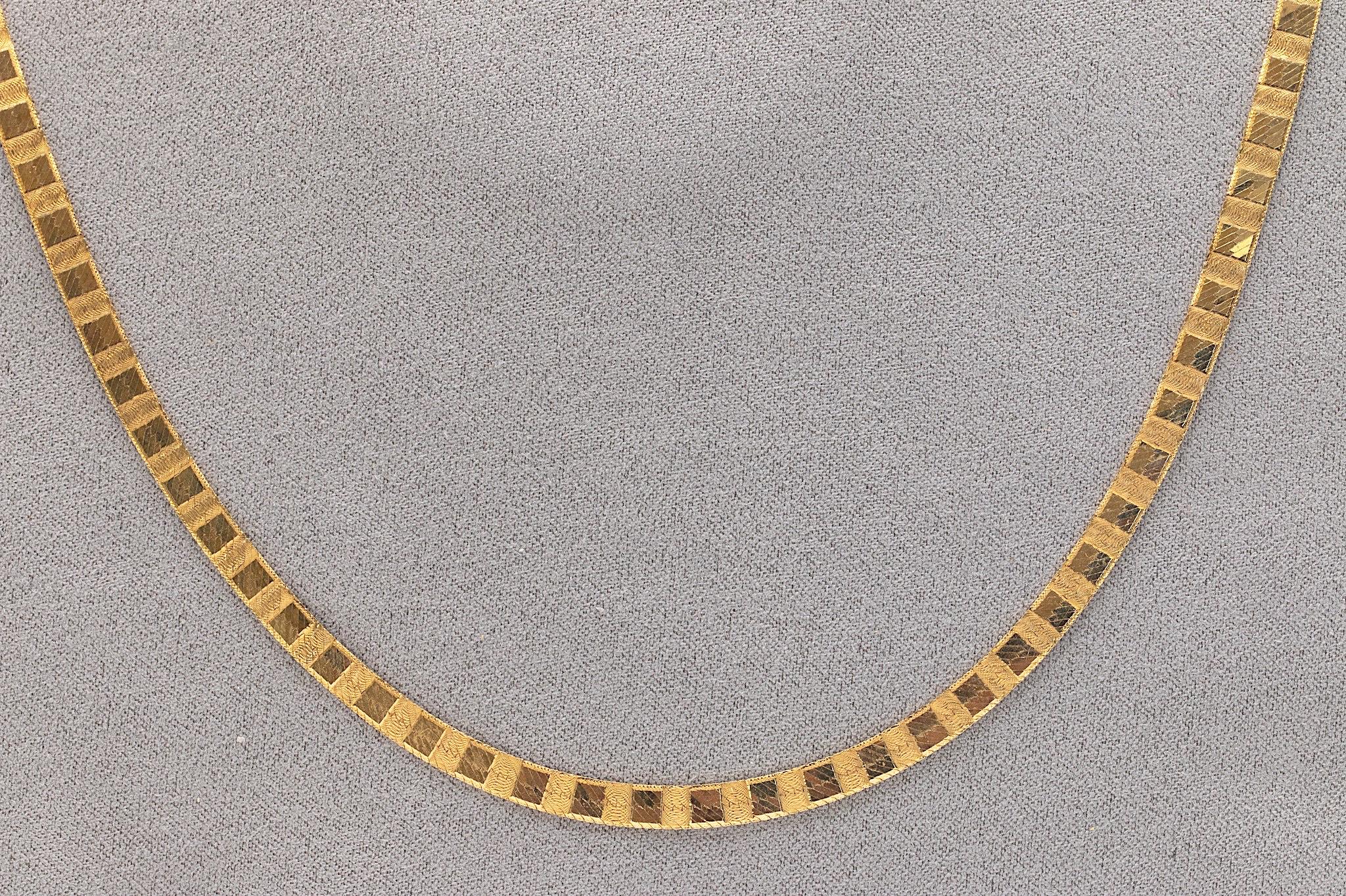 Vintage 14k Yellow Gold Etched Herringbone Necklace For Sale 1
