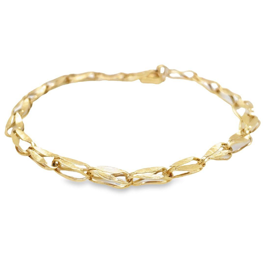 Ce bracelet étonnant et polyvalent est d'une beauté intemporelle. Cette pièce exquise présente des maillons en forme de goutte d'eau de 5 mm en or jaune 14K éblouissant. Chaque maillon présente des finitions texturées et de délicats détails gravés,