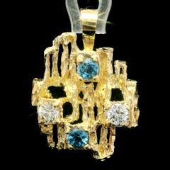 Ciondolo d'epoca in oro giallo 14k con pepita di diamante blu e bianco incandescente