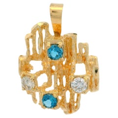 14 Karat Gelbgold Fiery Weißer und blauer Diamant-Anhänger mit Nugget-Textur