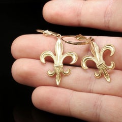 Vintage-Ohrringe aus 14-karätigem Gelbgold mit Fleur-de-Lis-Motiv, mit Hebelverschluss und Milgrain-Verzierung