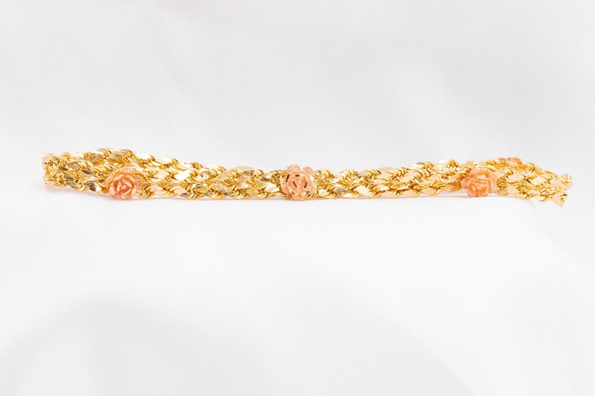 Vintage 14K Gelb und Rose Gold Blume Akzent Armband

Dieses zarte und exquisite Vintage-Armband besteht aus fünf wunderschön gearbeiteten Blumen aus 14 Karat Roségold, die das Armband aus 14 Karat Gelbgold perfekt ergänzen. Mit einer Länge von ca. 7
