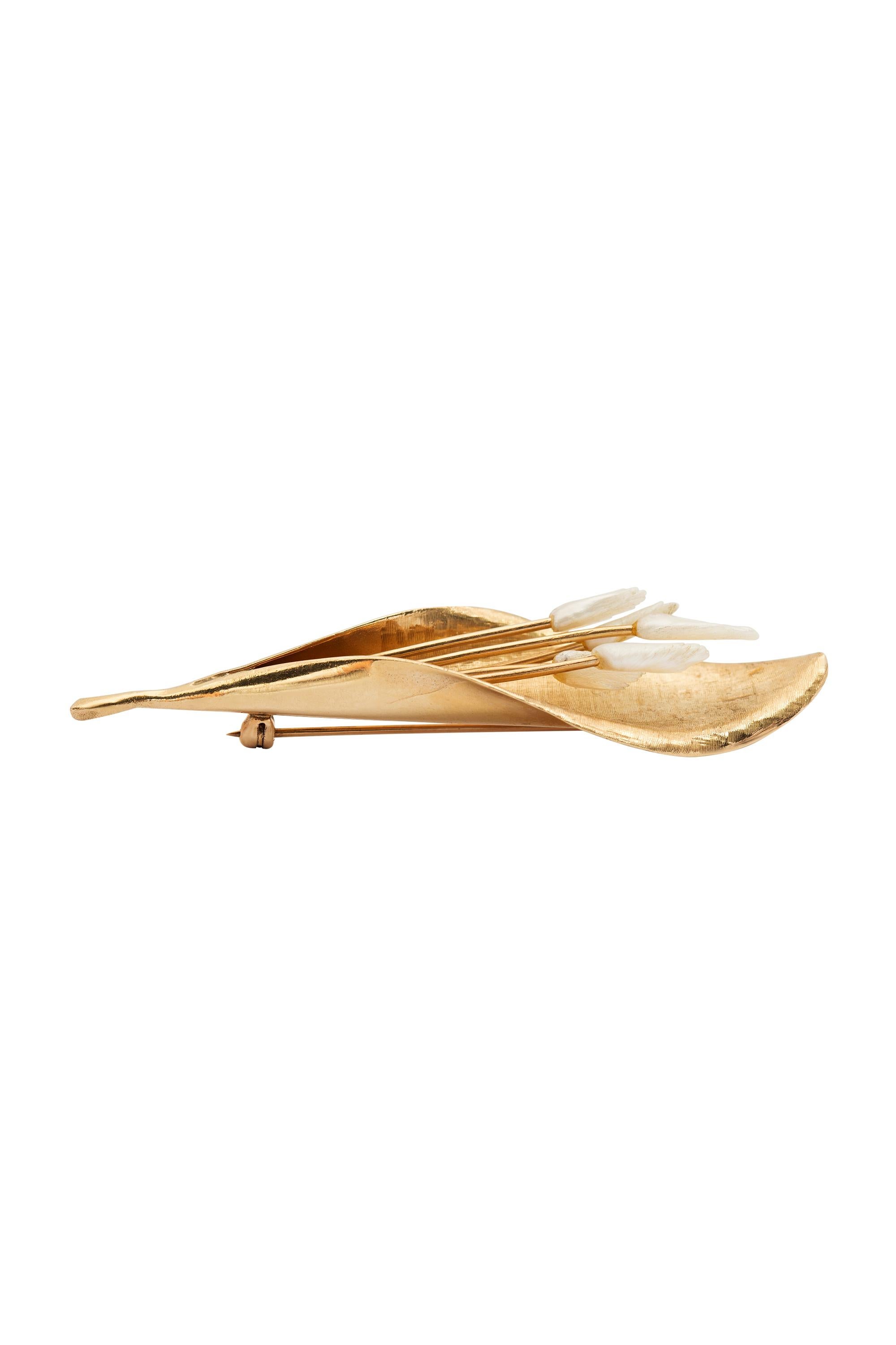 Vintage 14K Yellow Gold Flower Leaf Brooch with 4 Baroque Pearls In Excellent Condition For Sale In beverly hills, CA