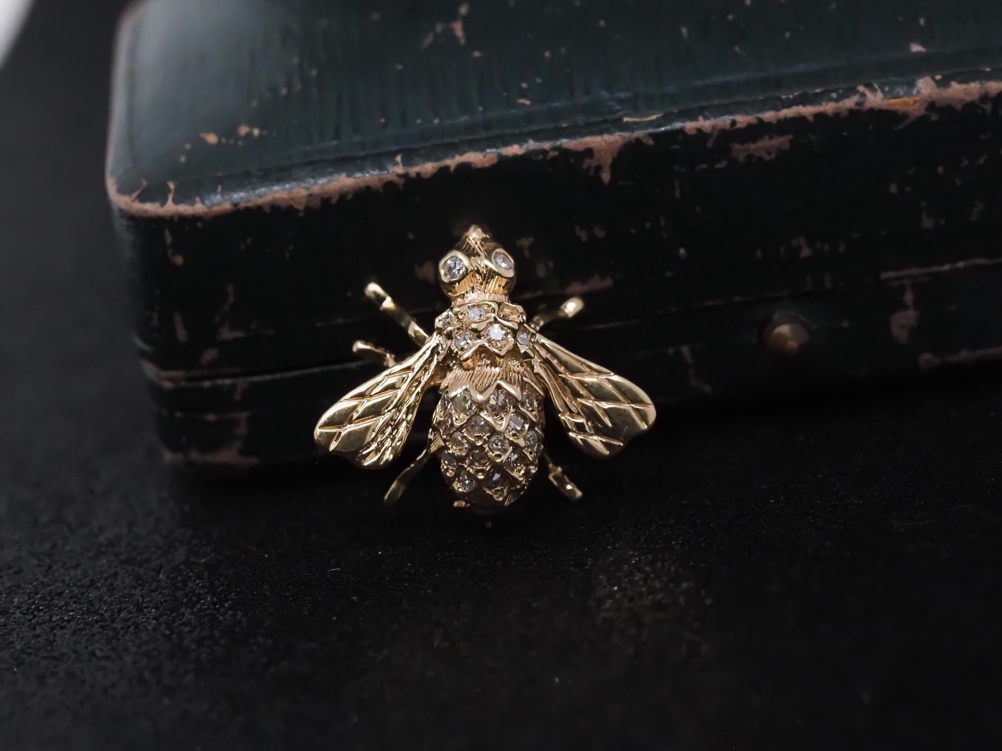 Brilliant Cut Vintage 14K Yellow Gold Fly Brooch with Diamonds For Sale
