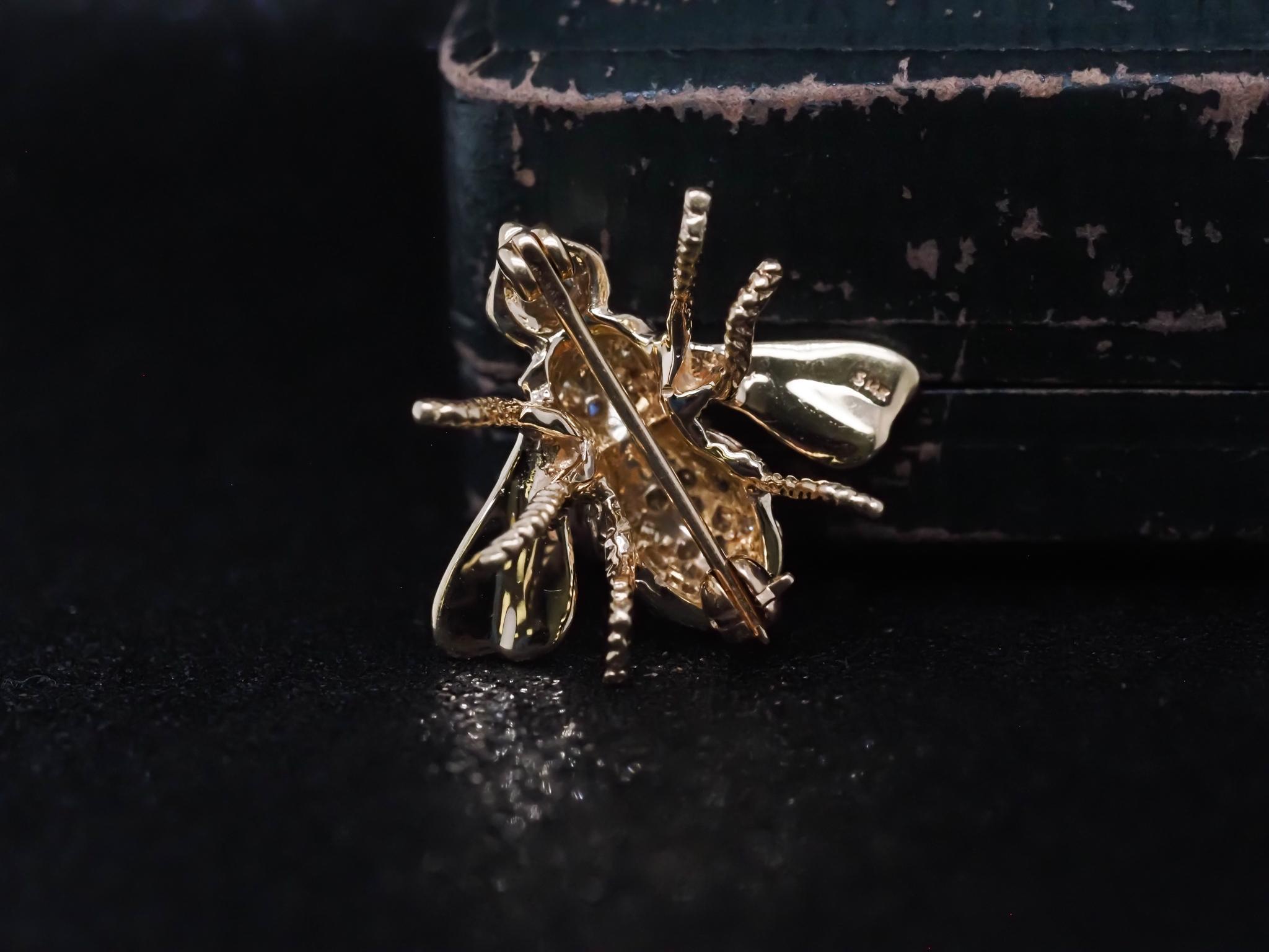 Vintage 14K Yellow Gold Fly Brooch with Diamonds In Good Condition For Sale In Hicksville, NY