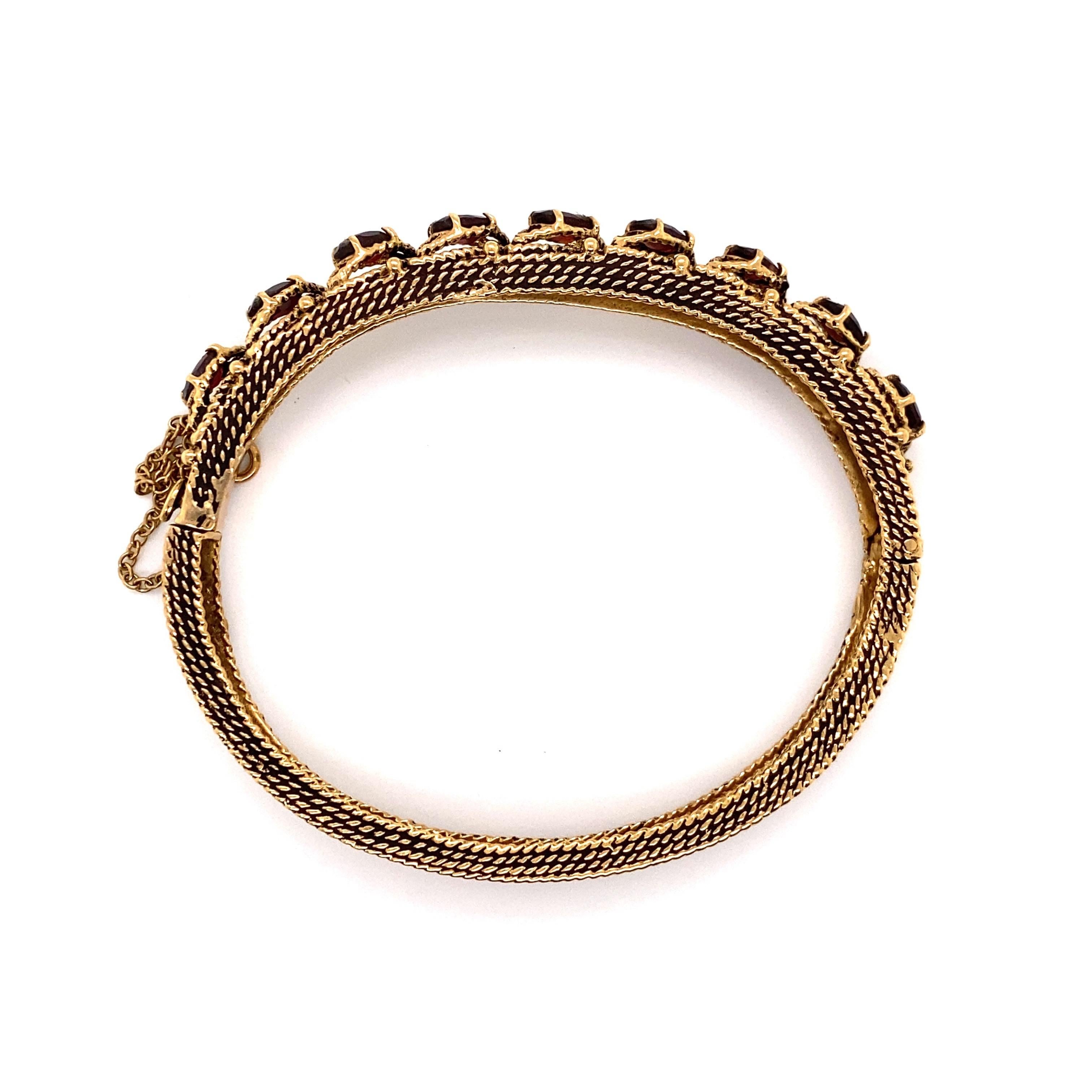Bracelet jonc vintage en or jaune 14 carats avec grenats Pour femmes en vente