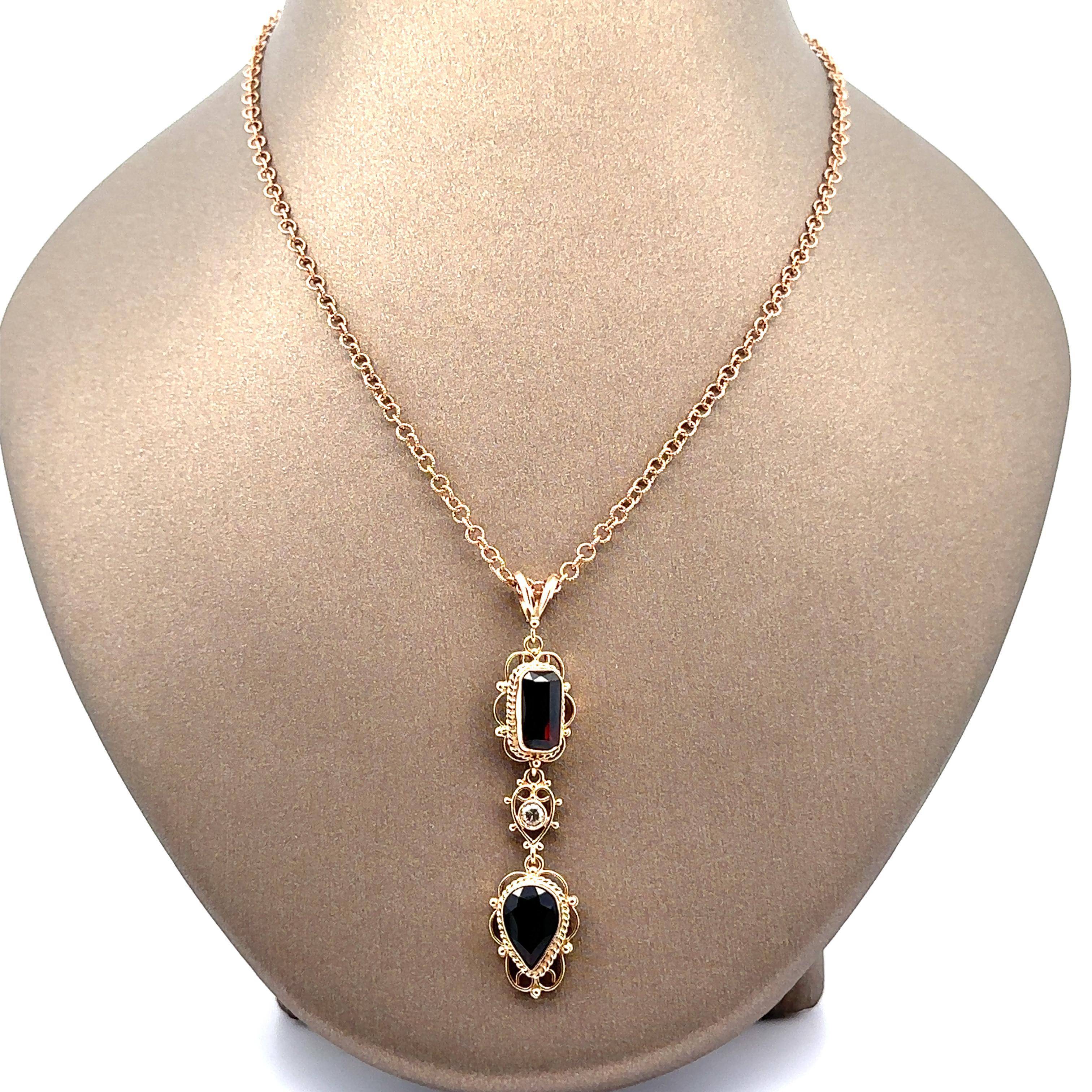 Taille émeraude Pendentif Lavalier en or jaune 14k grenat et diamant Chaîne en or rose 14k en vente
