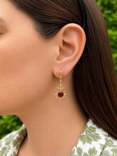Orecchini pendenti lunghi vintage in oro giallo 14k con granato e diamanti, dal design traforato e decorato