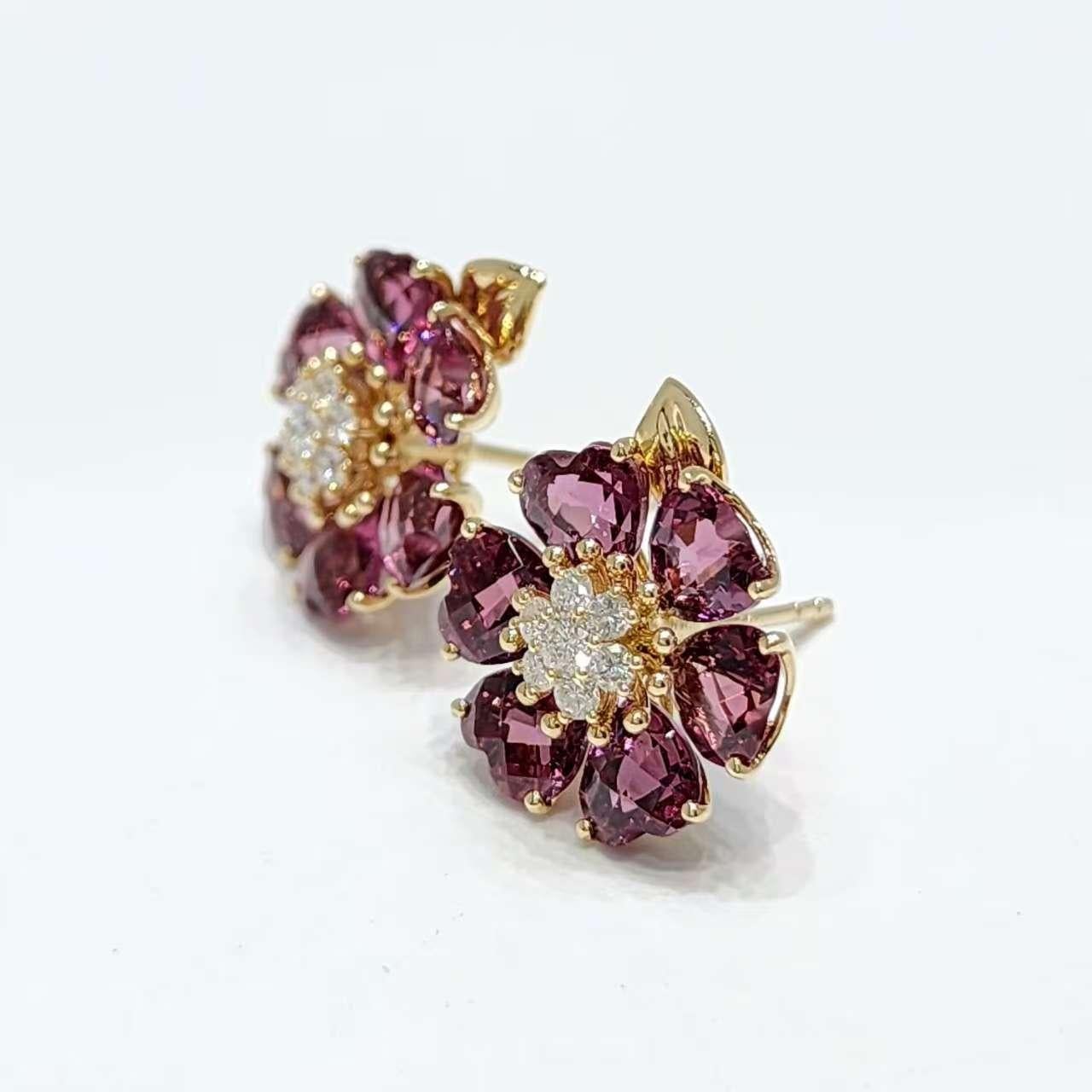 Art Deco Vintage 14K Yellow Gold Garnet Flower Earrings with Diamonds For Sale