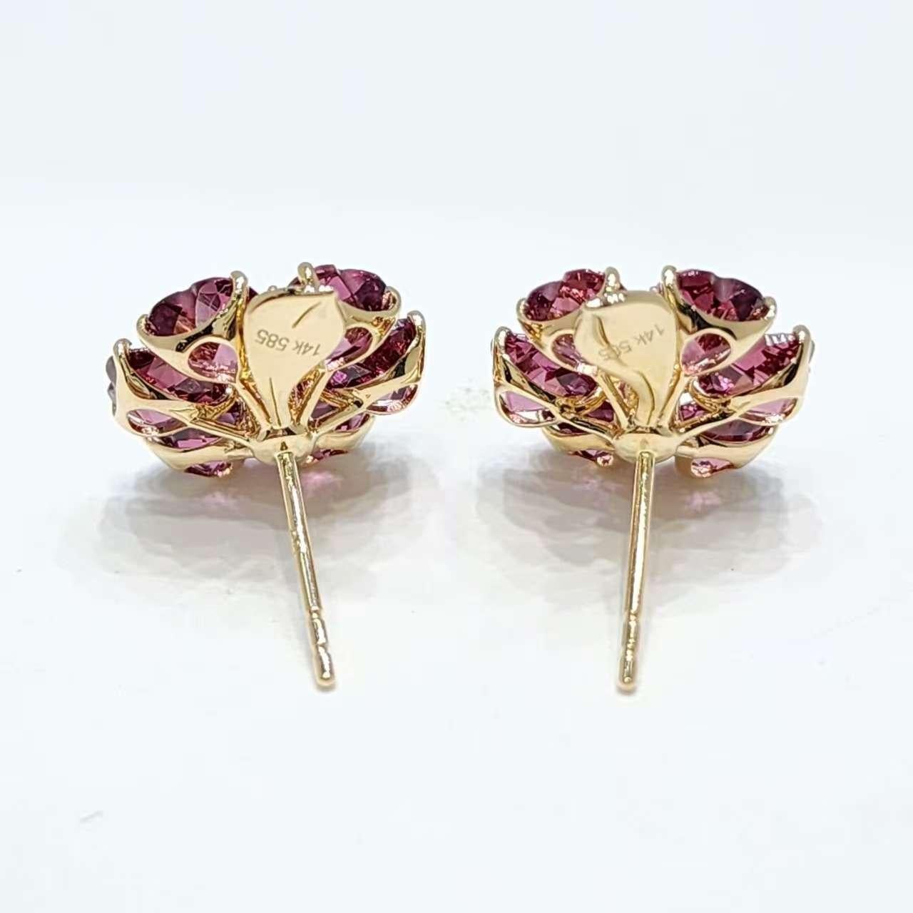Vintage 14K Yellow Gold Garnet Flower Earrings with Diamonds In New Condition For Sale In Hong Kong, HK