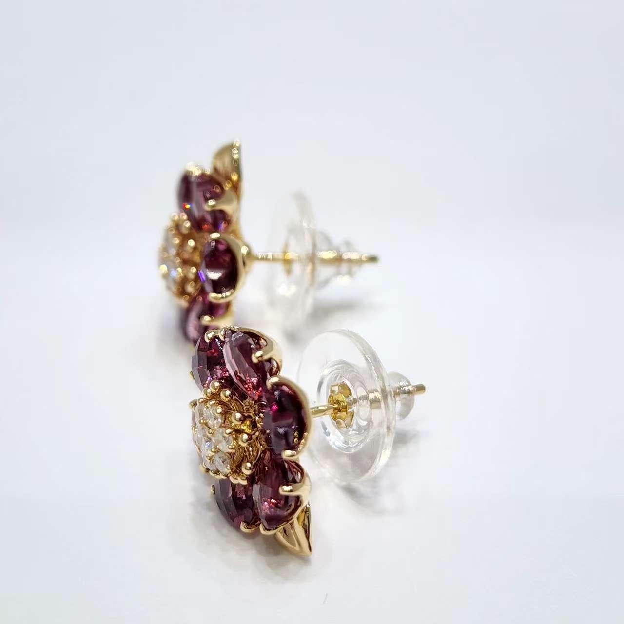 Women's Vintage 14K Yellow Gold Garnet Flower Earrings with Diamonds For Sale