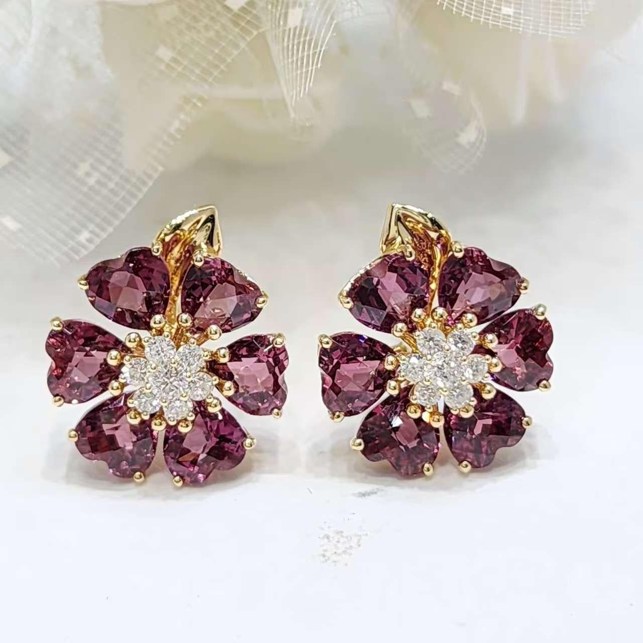 Vintage 14K Yellow Gold Garnet Flower Earrings with Diamonds For Sale 1