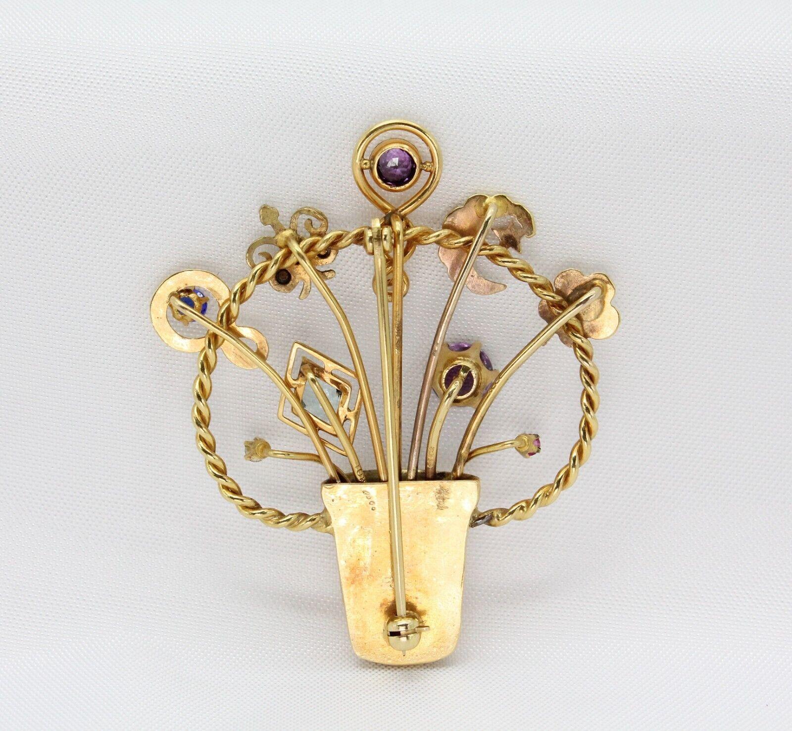 Questa stravagante spilla in oro 14k è disegnata come un cesto di fiori testurizzato che scoppia di vibranti 
