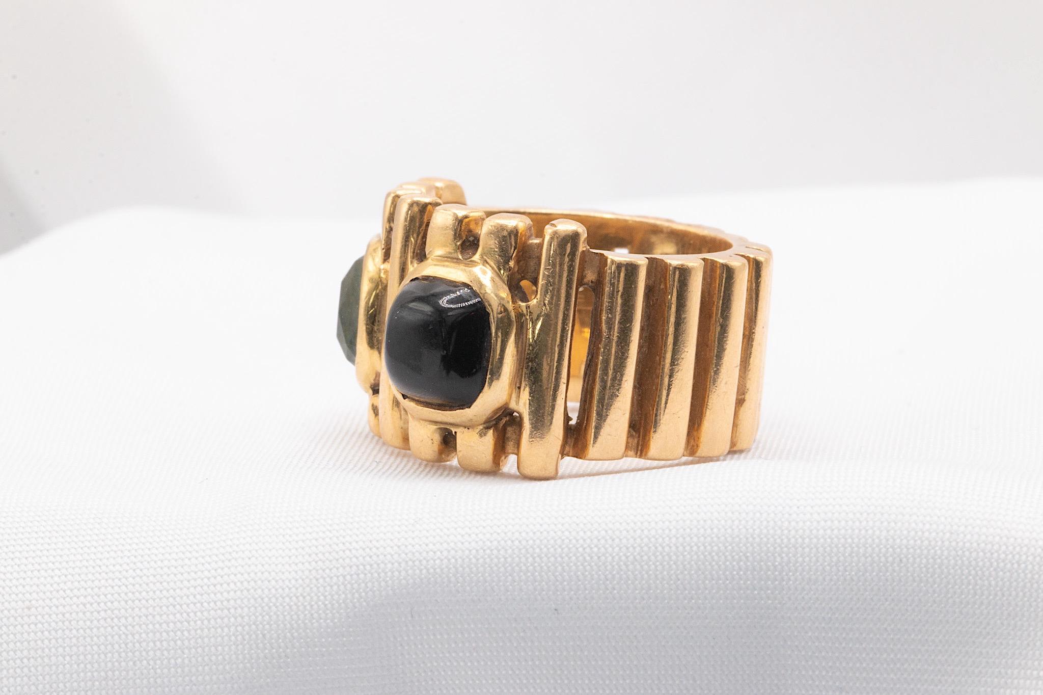 This beautiful vintage 14K yellow gold gemstone cushion ring exudes classic elegance, renewed to enhance its original charm. Featuring an 8x8mm aquamarine and a 7.5x7.5mm onyx, this unique piece offers a stunning contrast of colors and timeless