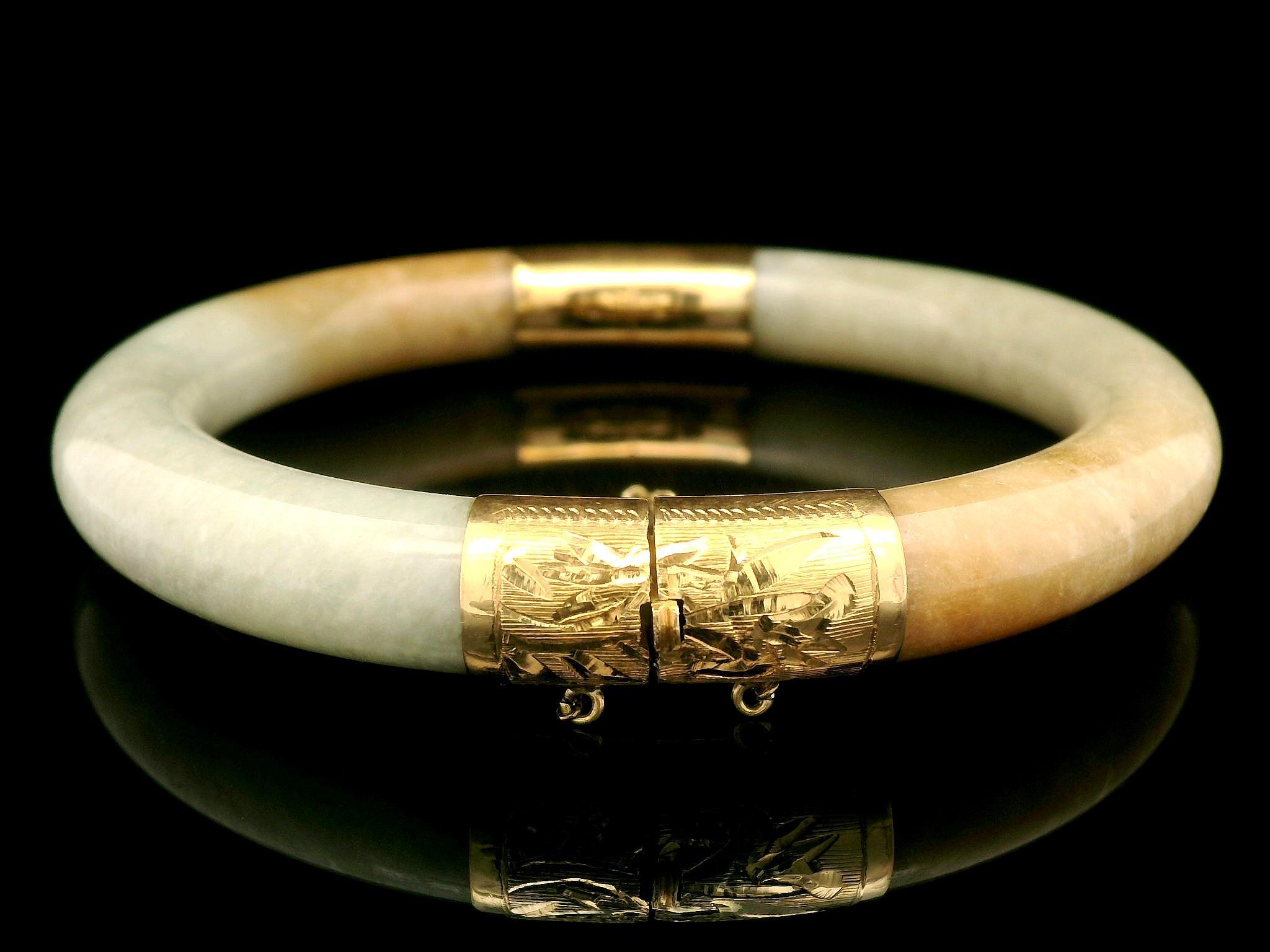 Vintage 14k Yellow Gold GIA Arc Jade Hand Engraved Hinged Bangle Bracelet In Good Condition In Montclair, NJ