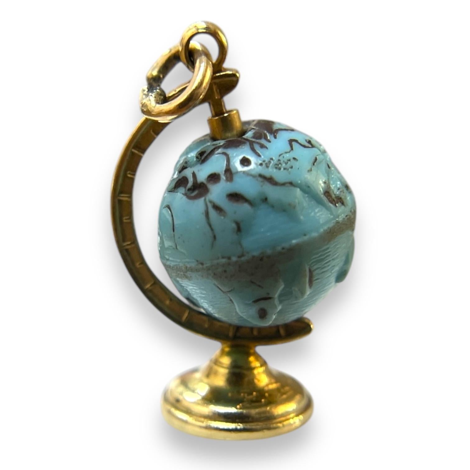 Cette breloque vintage en or jaune 14 carats est ornée d'un globe turquoise aux détails complexes. Parfait comme complément unique à votre collection de charmes ou comme symbole d'aventure et de mondanité. Une pièce intemporelle au charme élégant.