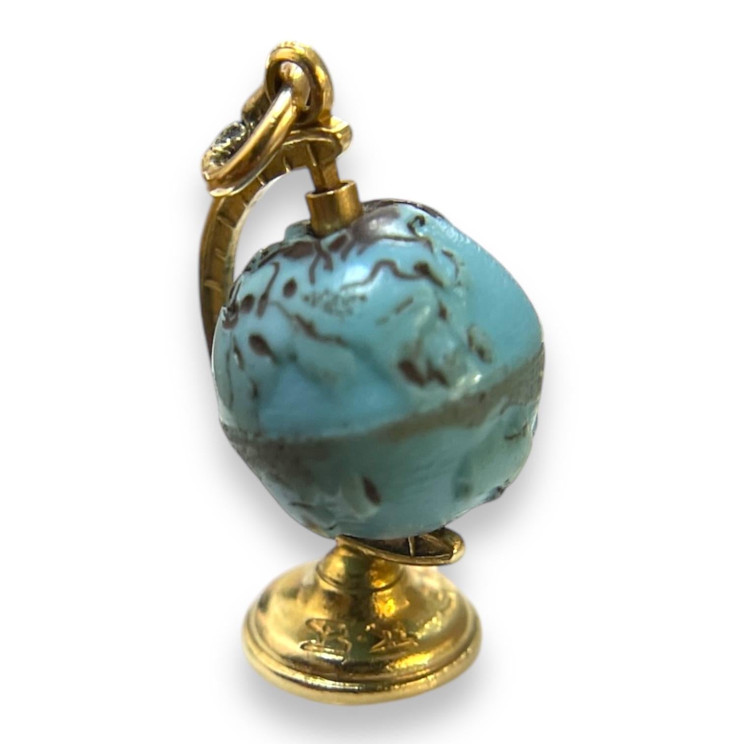 Art déco Charm de globe terrestre vintage en or jaune 14K - Miniature exquise en vente