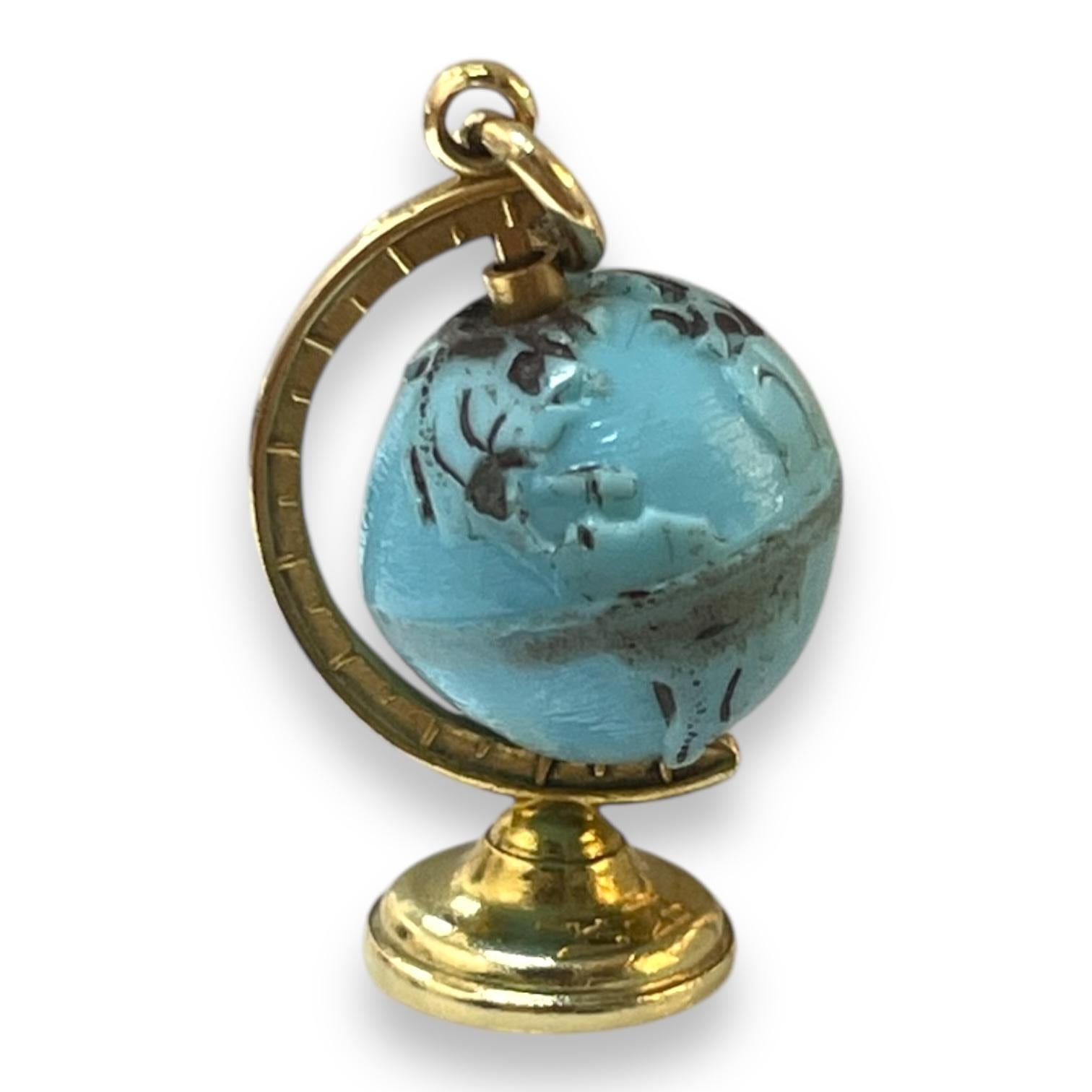 Charm de globe terrestre vintage en or jaune 14K - Miniature exquise Excellent état - En vente à New York, NY
