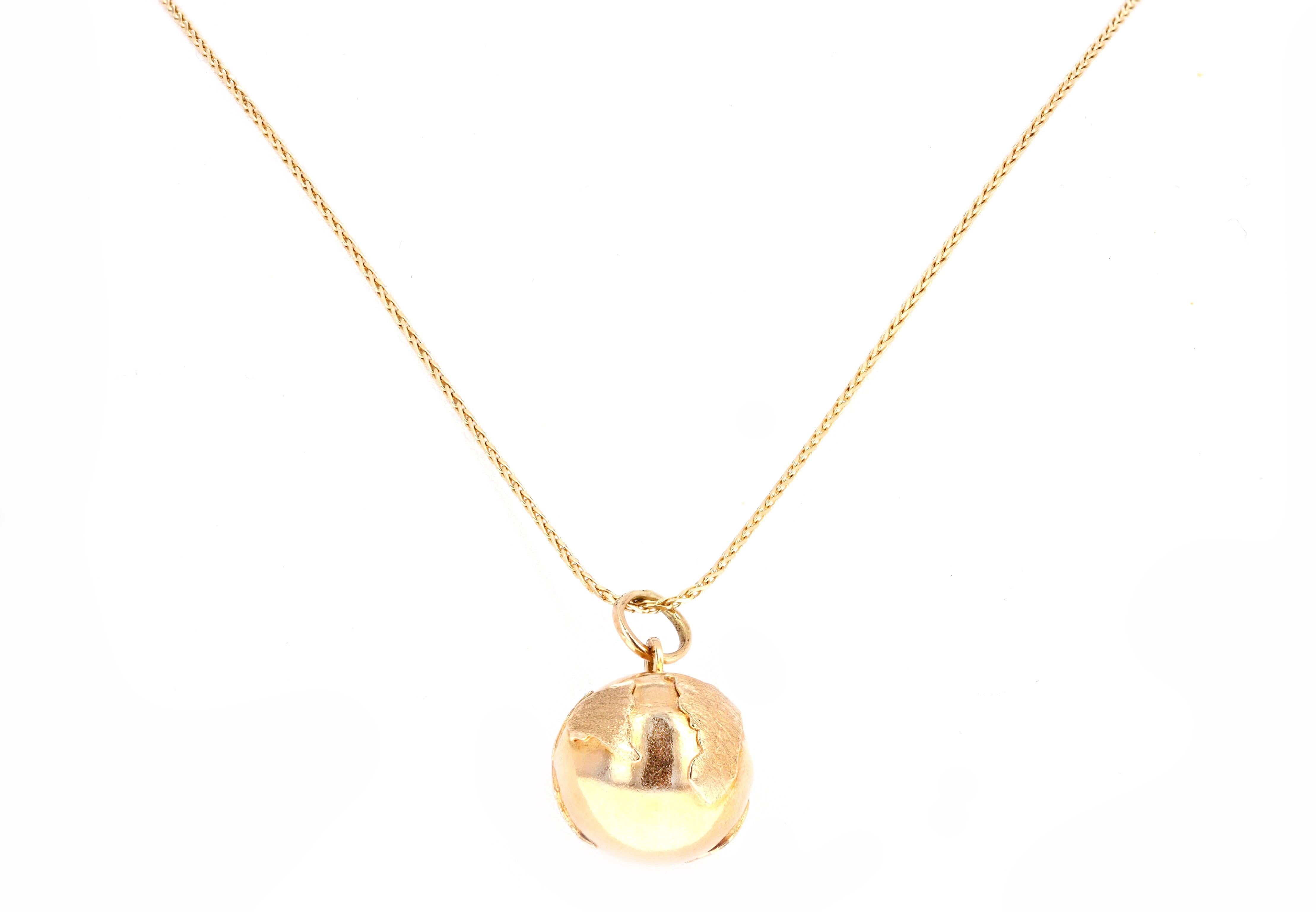 Era: Vintage Estate

Composition: 14K Yellow Gold

Pendant Dimensions: 20mm x 20mm(excluding bail)

Necklace Length: 18 Inches

Necklace Weight: 11.7 Grams

Item Barcode: 129014