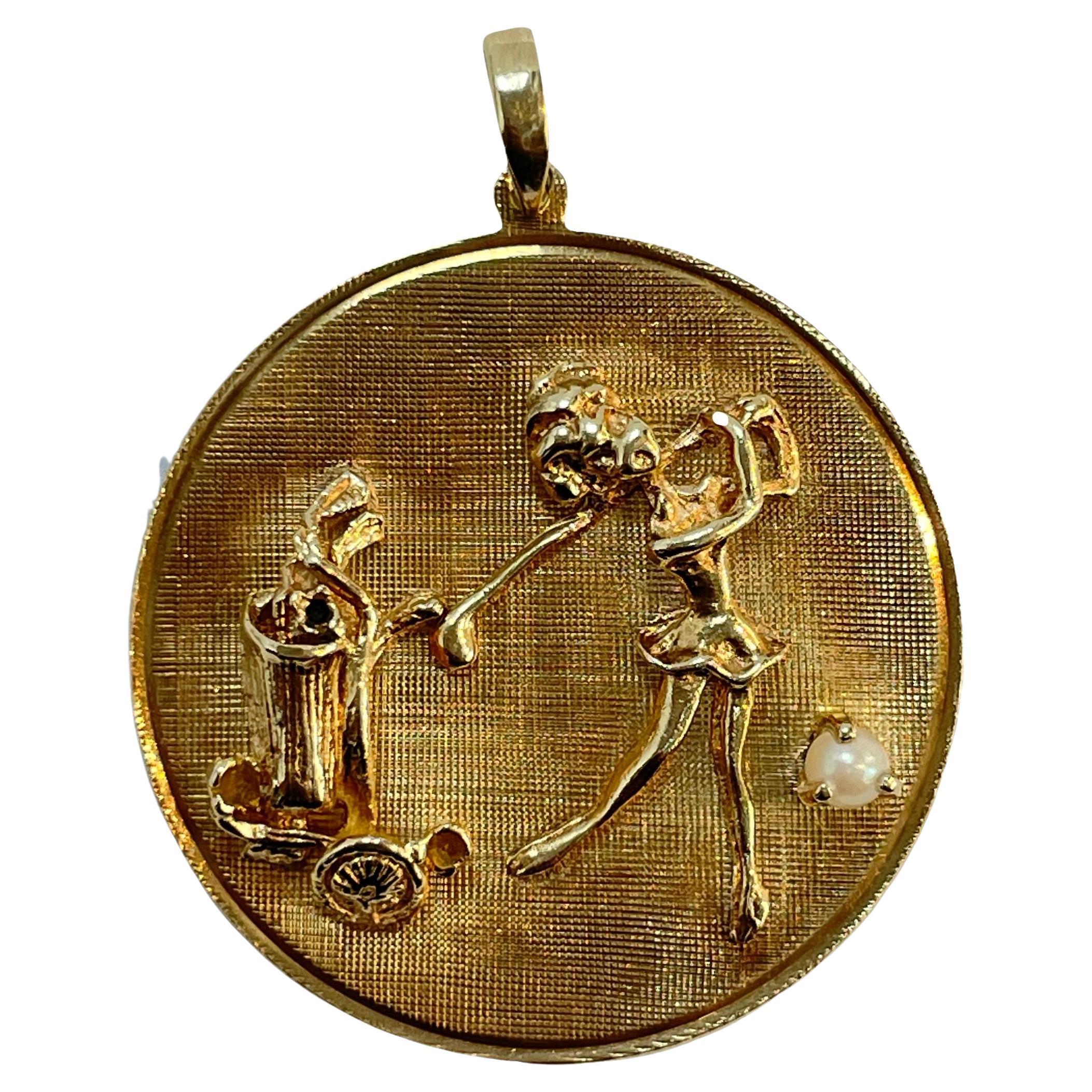Ciondolo d
epoca in oro giallo 14K con giocatore di golf e pallina di perla in vendita